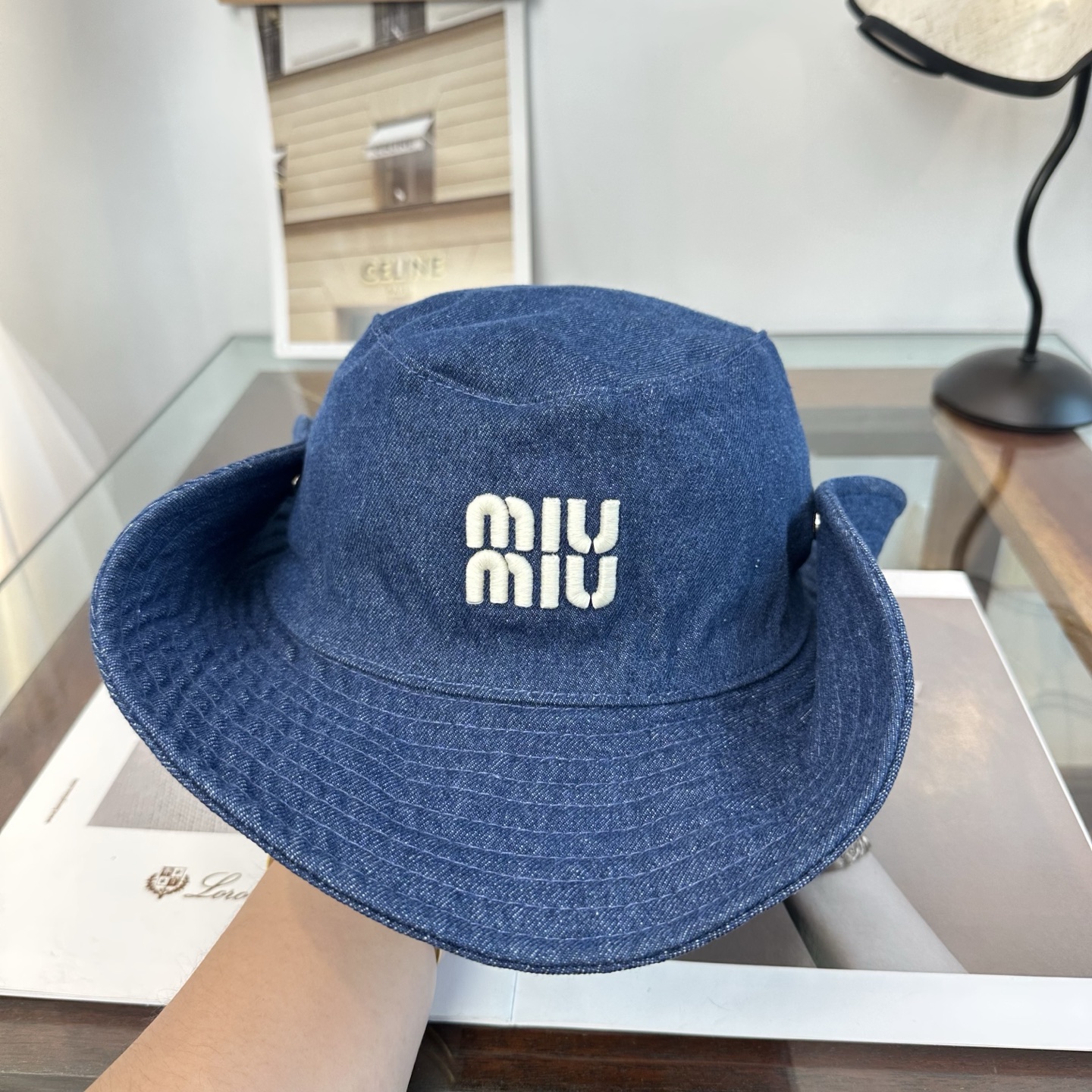 缪缪miumiu渔夫帽 让兼顾时尚和遮阳的简约桶帽出游拍照📷拗造型必备敲显脸小