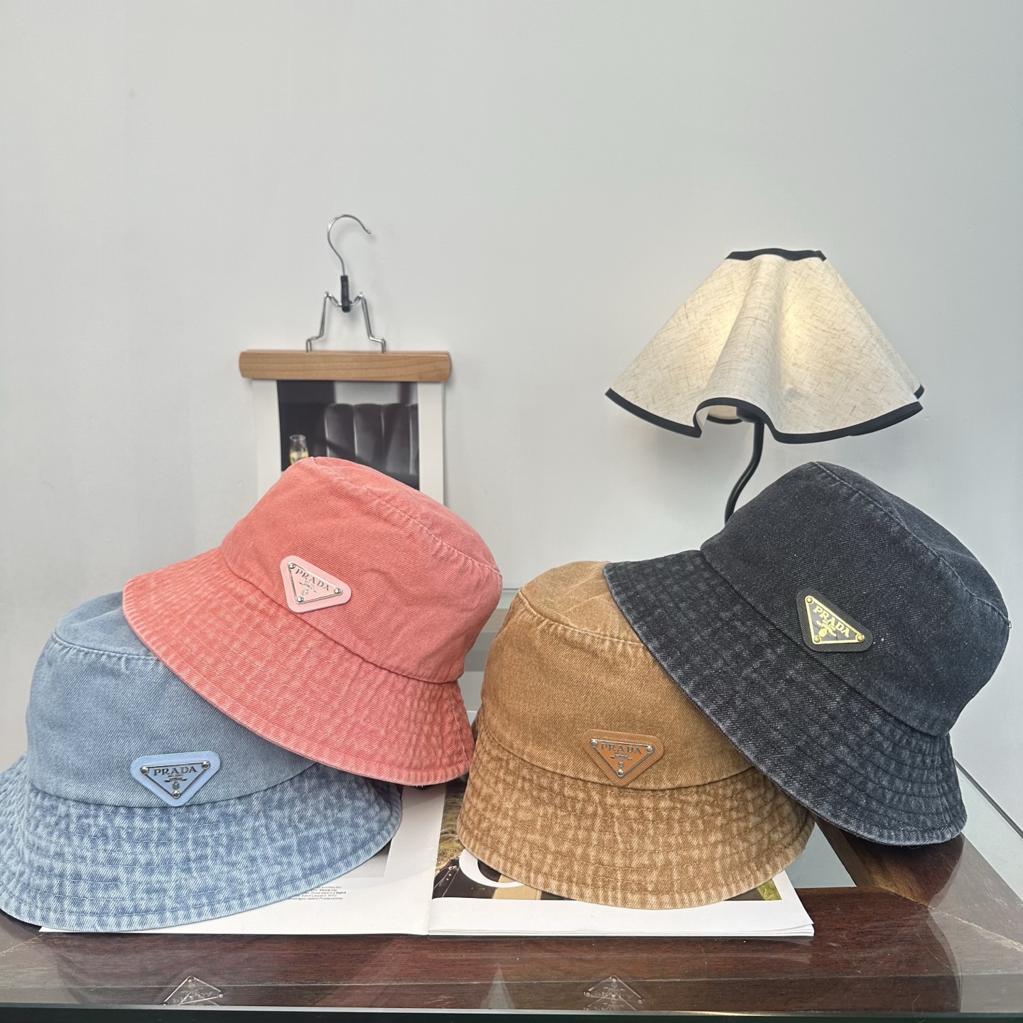 Prada 普拉达 Prada 三角标渔夫帽，显脸小 款超好搭配，赶紧入手