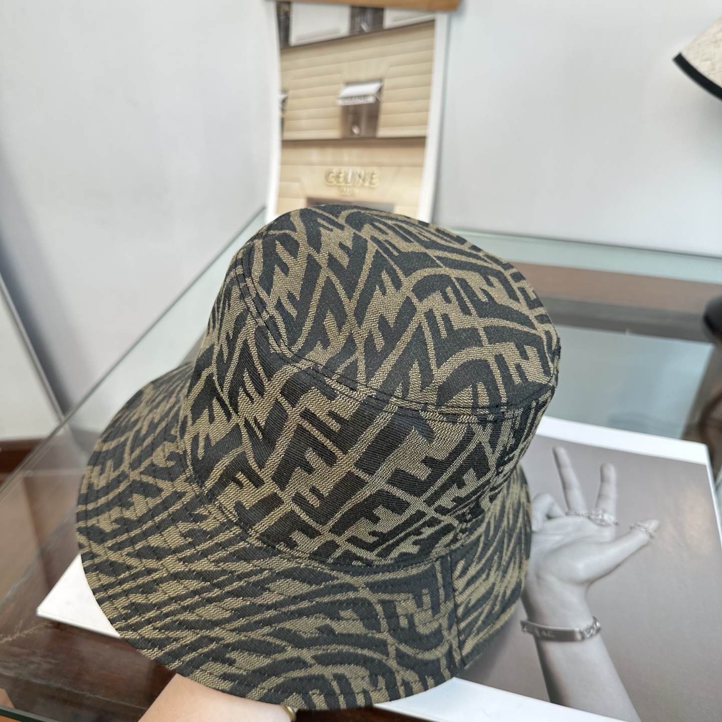 Fendi fendi芬迪 渔夫帽 款 轻盈透气。完美版型，对格精准无误， 品质，独家 摄，男女适用