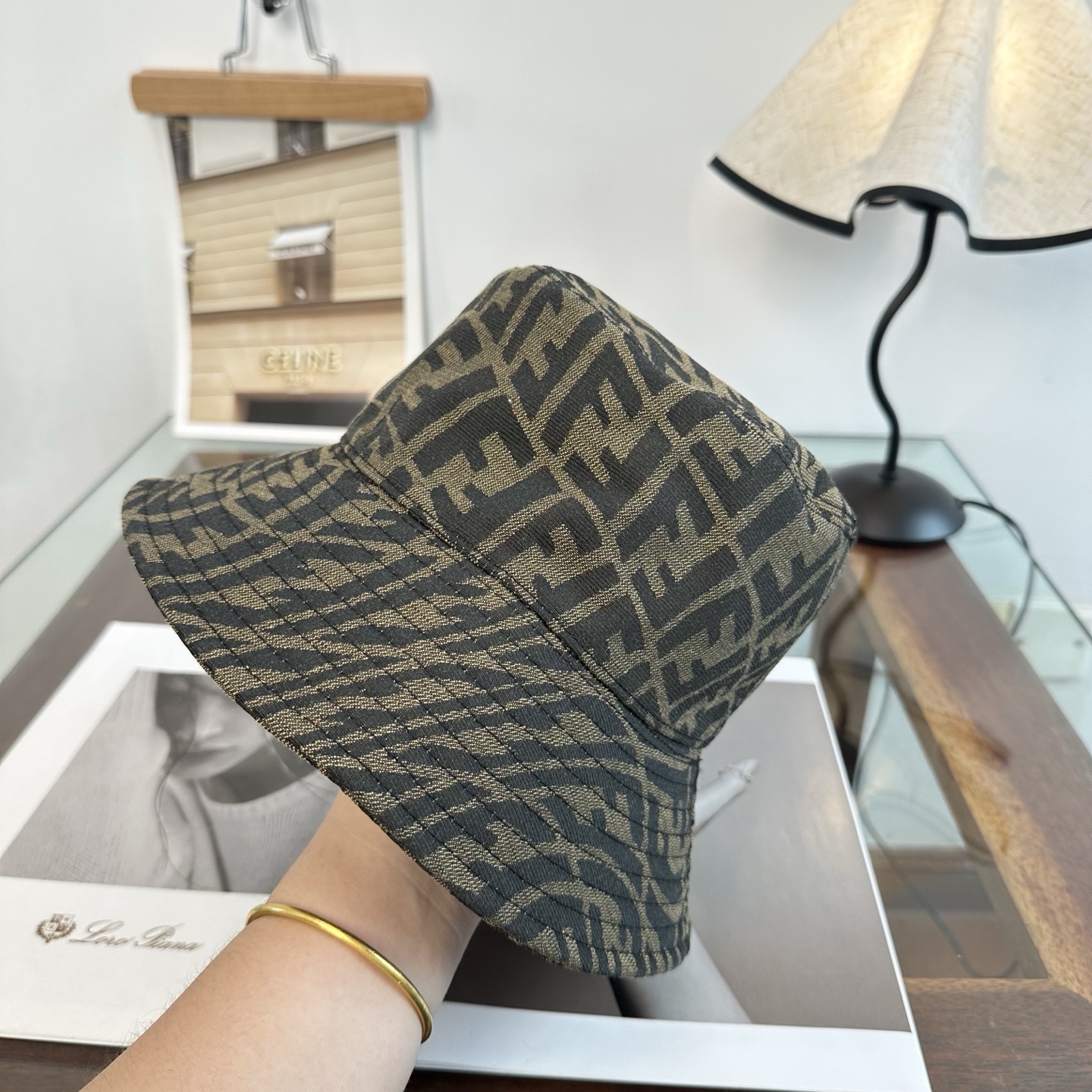 Fendi fendi芬迪 渔夫帽 款 轻盈透气。完美版型，对格精准无误， 品质，独家 摄，男女适用