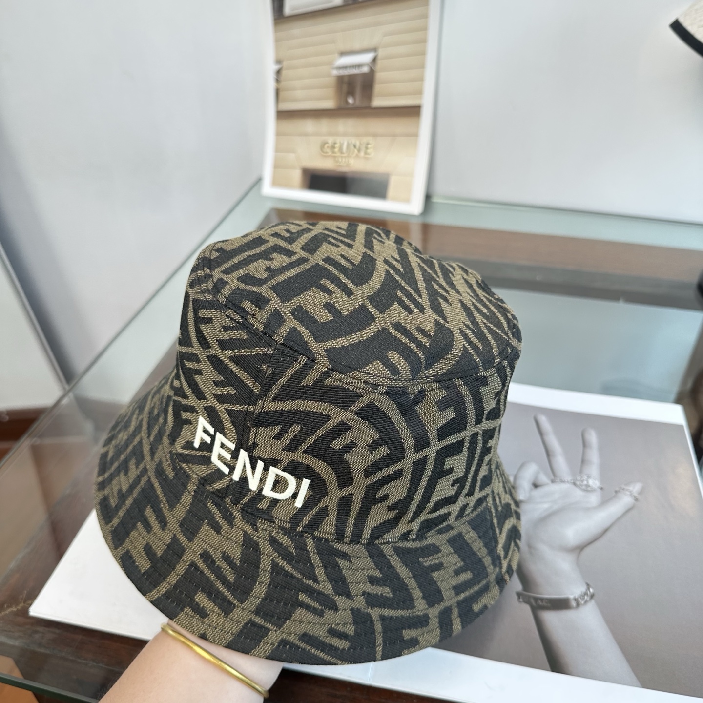 Fendi fendi芬迪 渔夫帽 款 轻盈透气。完美版型，对格精准无误， 品质，独家 摄，男女适用