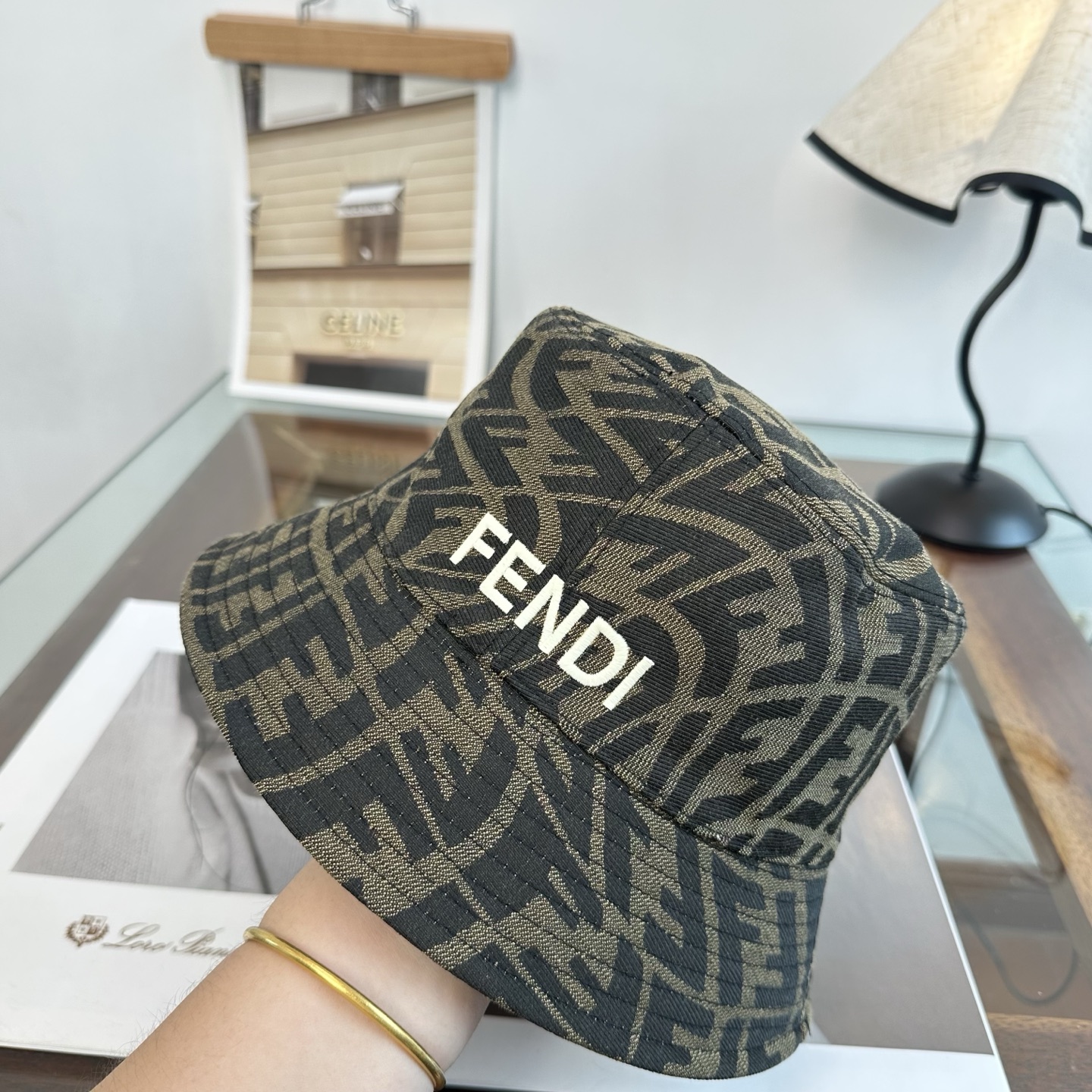 Fendi fendi芬迪 渔夫帽 款 轻盈透气。完美版型，对格精准无误， 品质，独家 摄，男女适用
