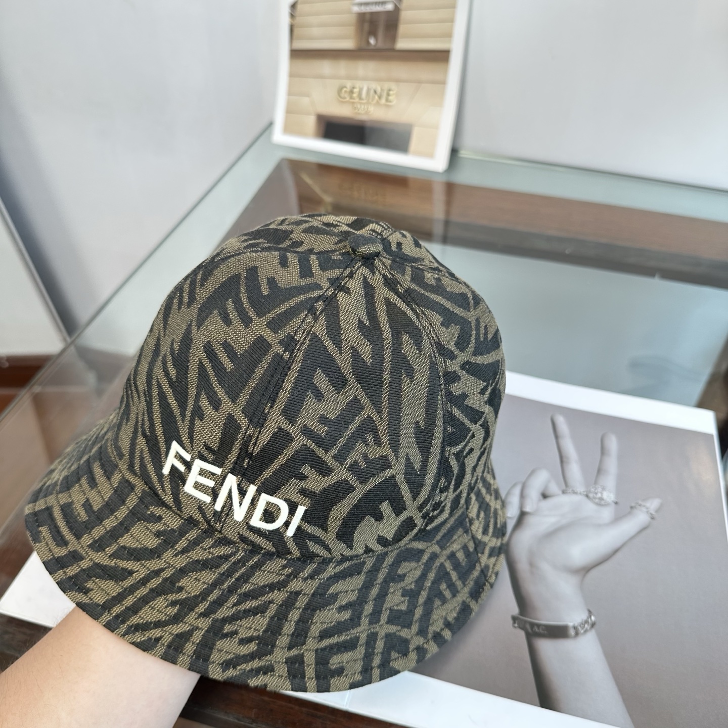 Fendi fendi芬迪 渔夫帽 款 轻盈透气。完美版型，对格精准无误， 品质，独家 摄，男女适用