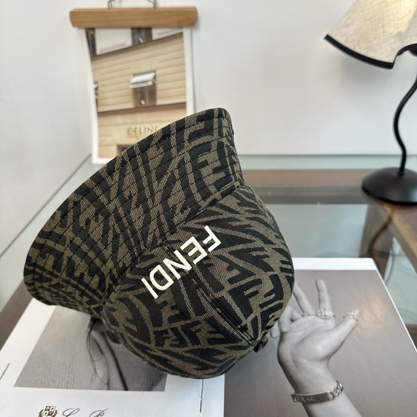 Fendi fendi芬迪 渔夫帽 款 轻盈透气。完美版型，对格精准无误， 品质，独家 摄，男女适用