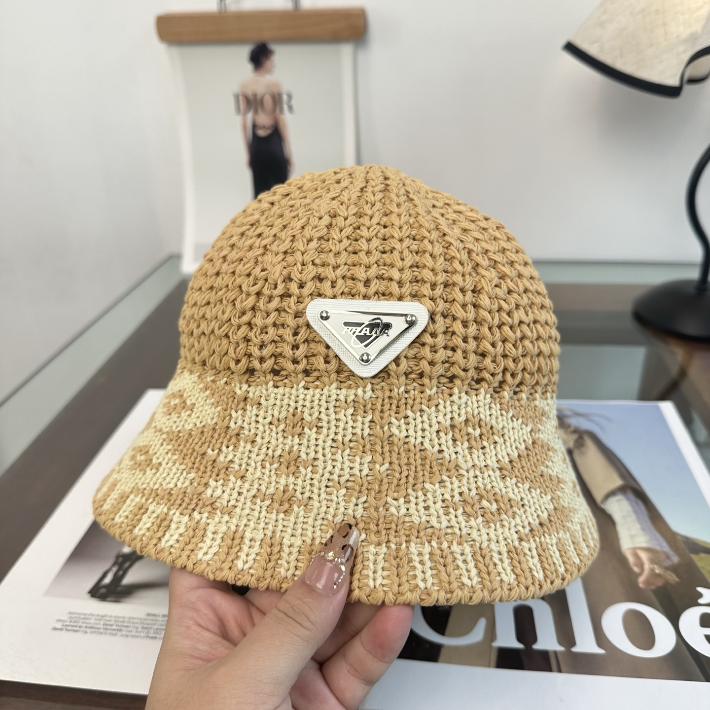 Prada 桶帽最新款透气性超好，立体方格设计，细节做工特别 ，简单文静