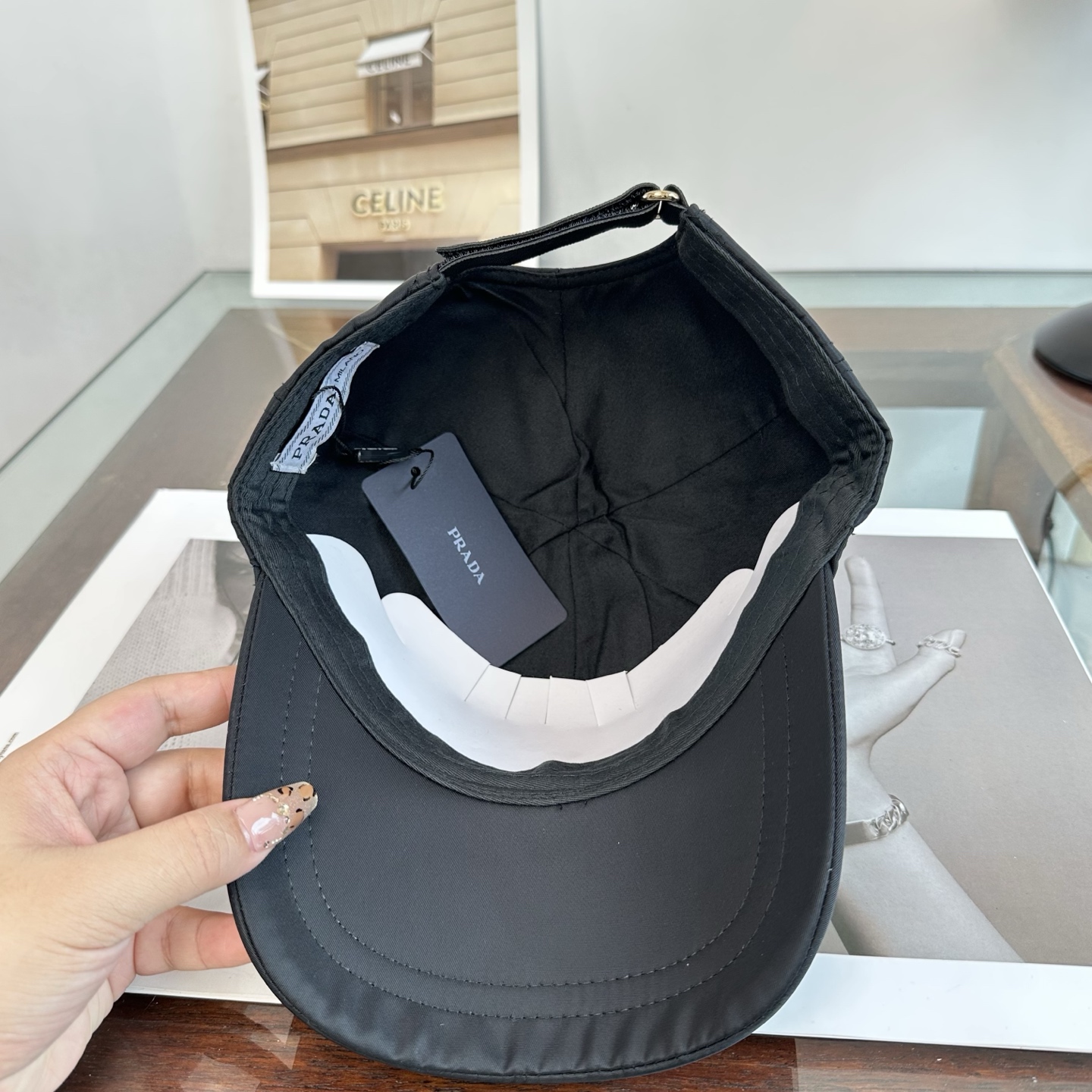 普拉达 经典三角标棒球帽设计感超强，让人耳目一新头型非常好，可以修饰各种头型，实力百搭款