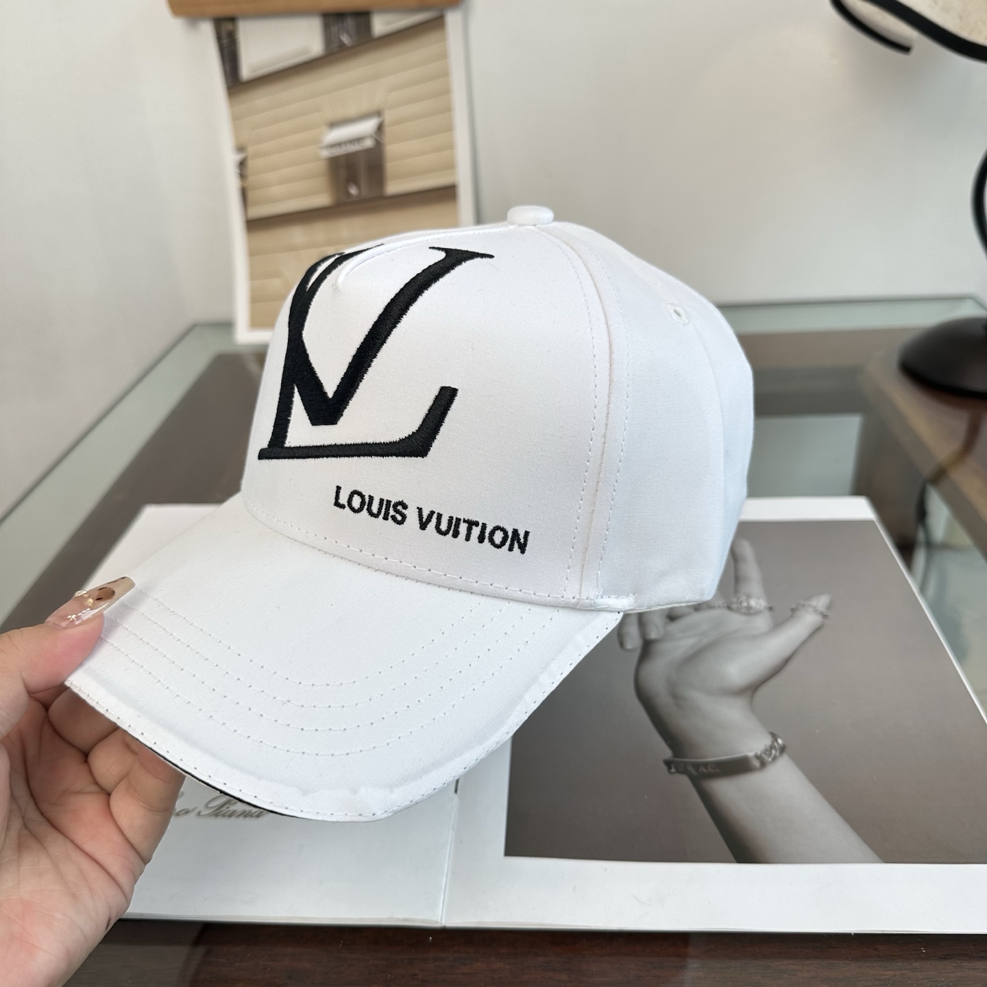 🧢路易威登棒球帽 LouisVuitton😍新款LV棒球帽，重工打造♥️高端大气，百搭款🤗男女通用！