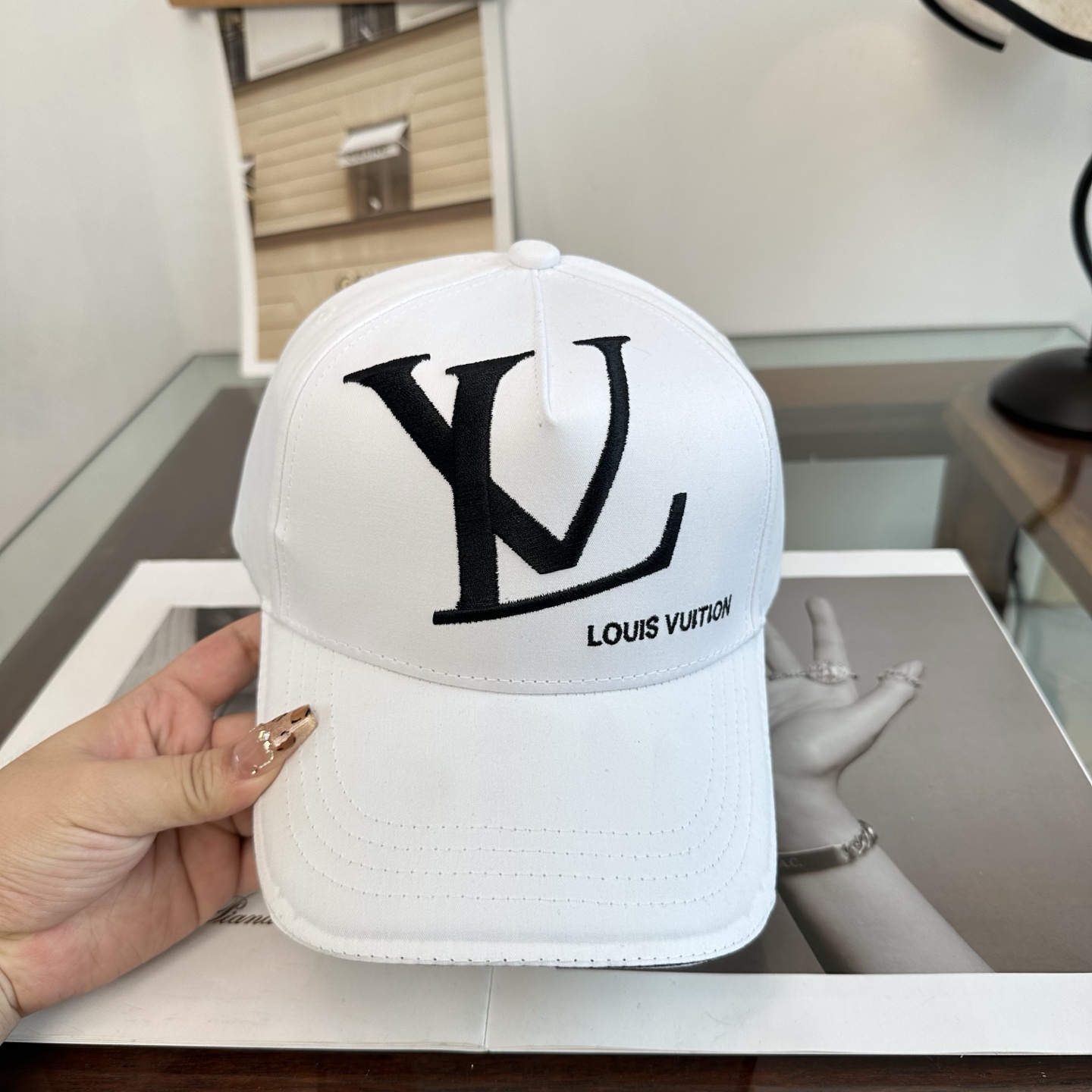 🧢路易威登棒球帽 LouisVuitton😍新款LV棒球帽，重工打造♥️高端大气，百搭款🤗男女通用！