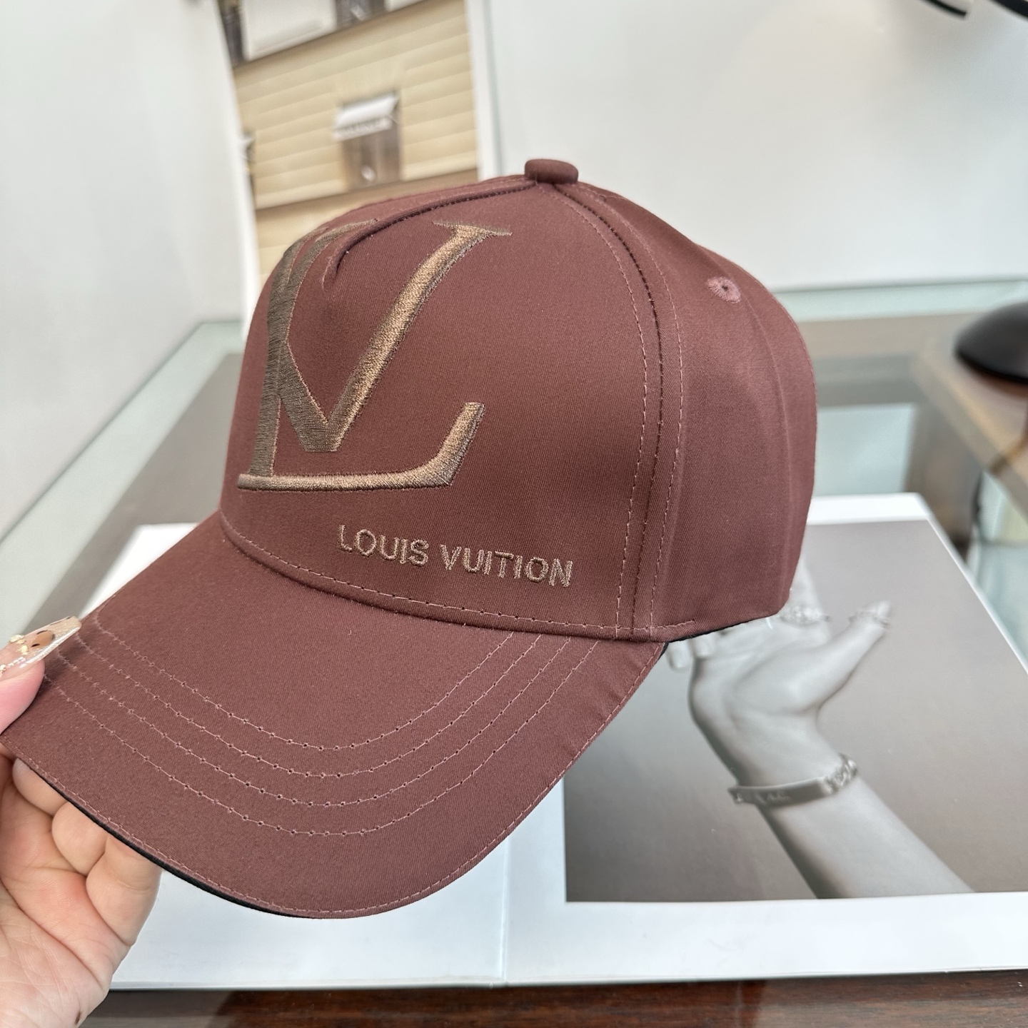 🧢路易威登棒球帽 LouisVuitton😍新款LV棒球帽，重工打造♥️高端大气，百搭款🤗男女通用！
