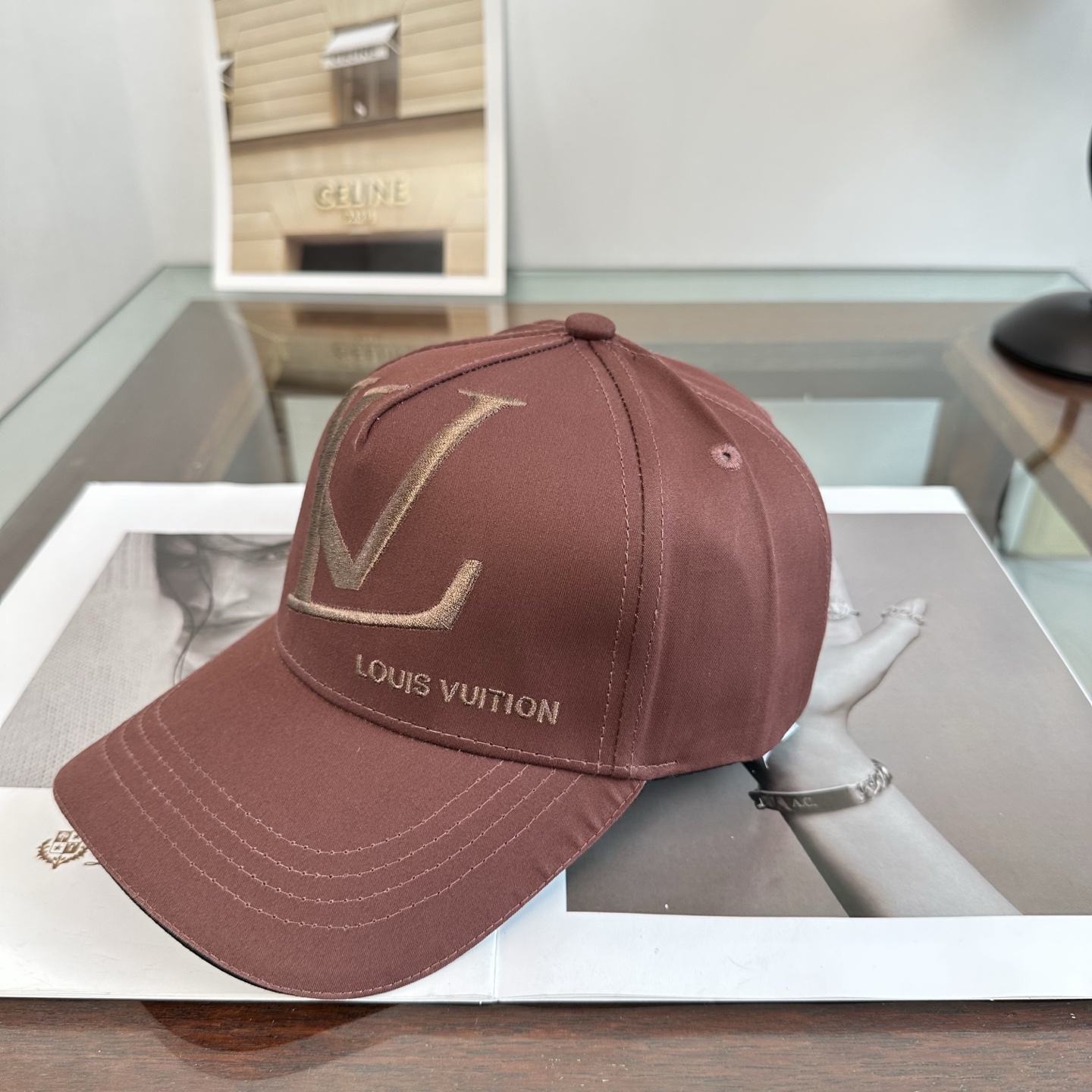 🧢路易威登棒球帽 LouisVuitton😍新款LV棒球帽，重工打造♥️高端大气，百搭款🤗男女通用！