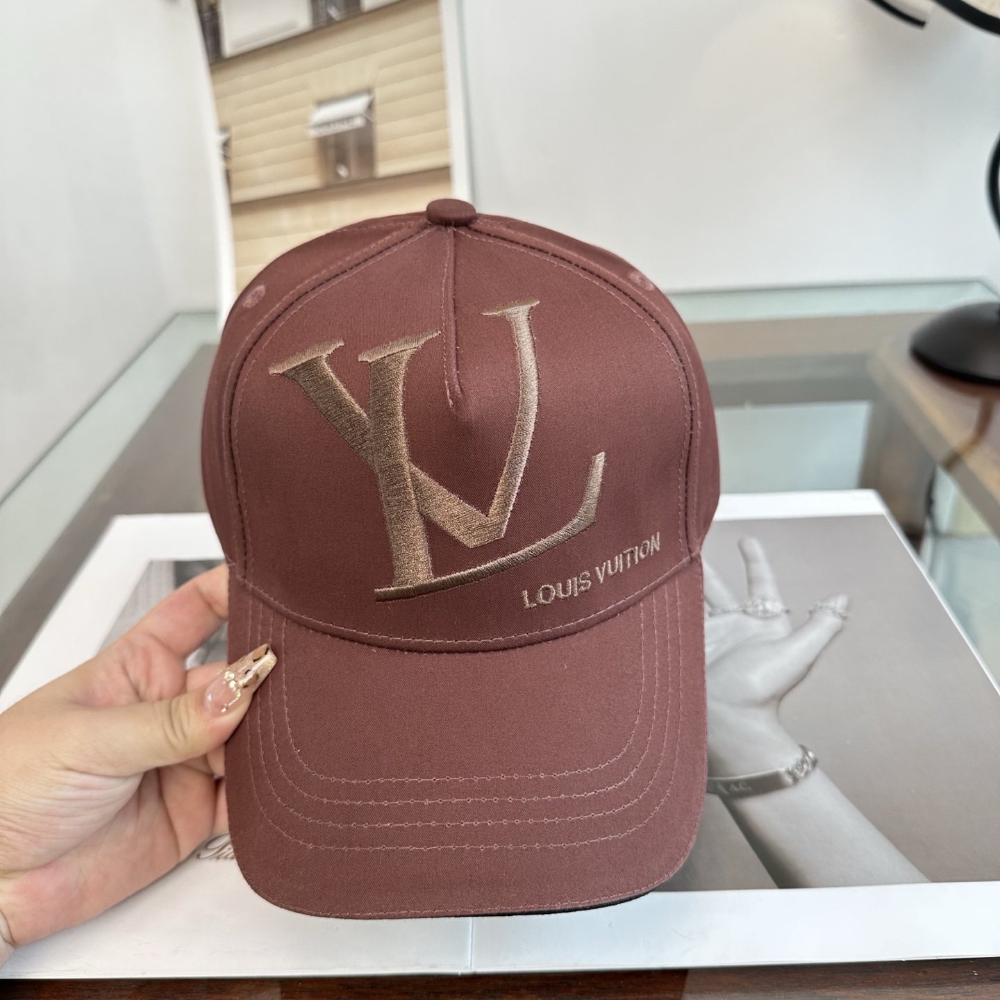 🧢路易威登棒球帽 LouisVuitton😍新款LV棒球帽，重工打造♥️高端大气，百搭款🤗男女通用！