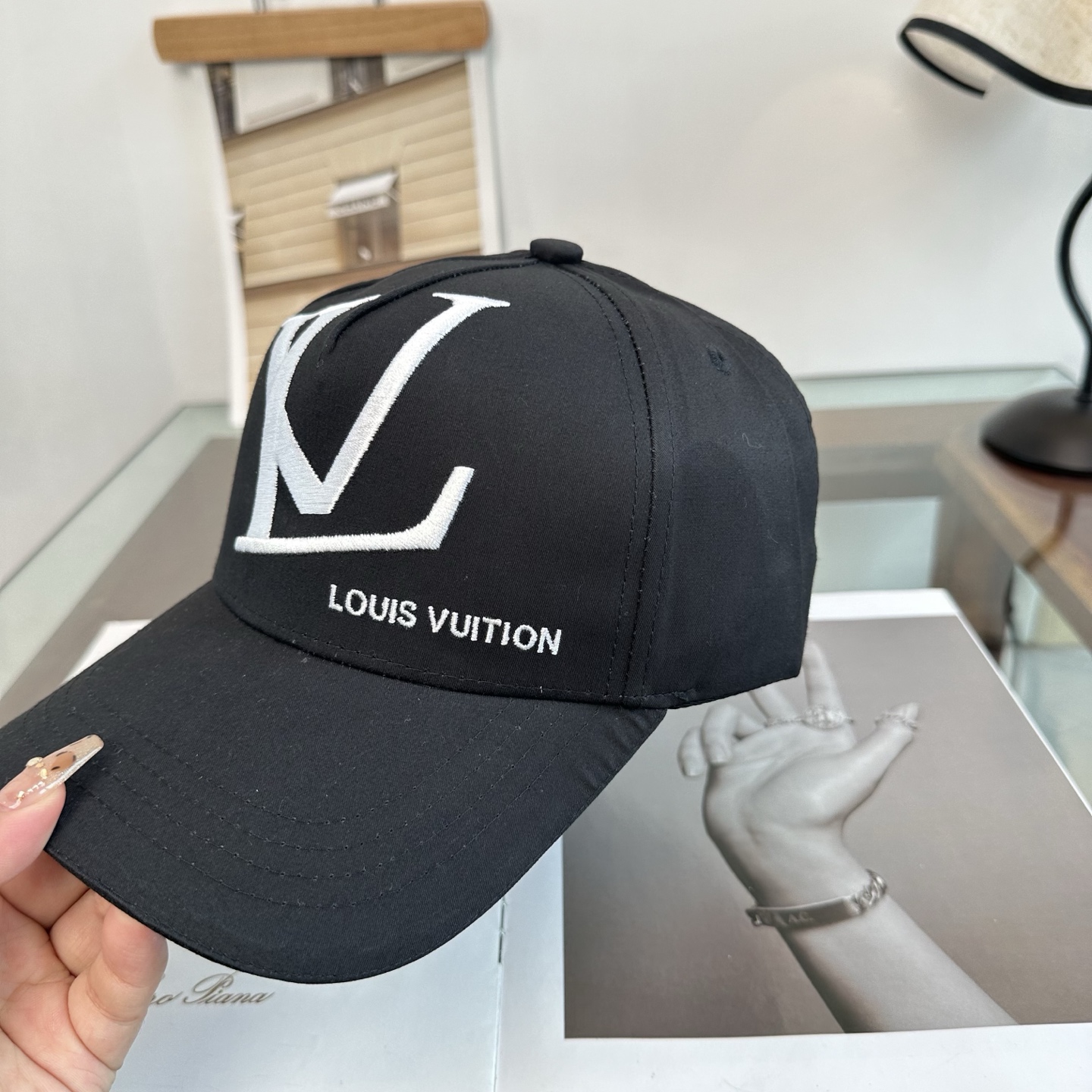 🧢路易威登棒球帽 LouisVuitton😍新款LV棒球帽，重工打造♥️高端大气，百搭款🤗男女通用！