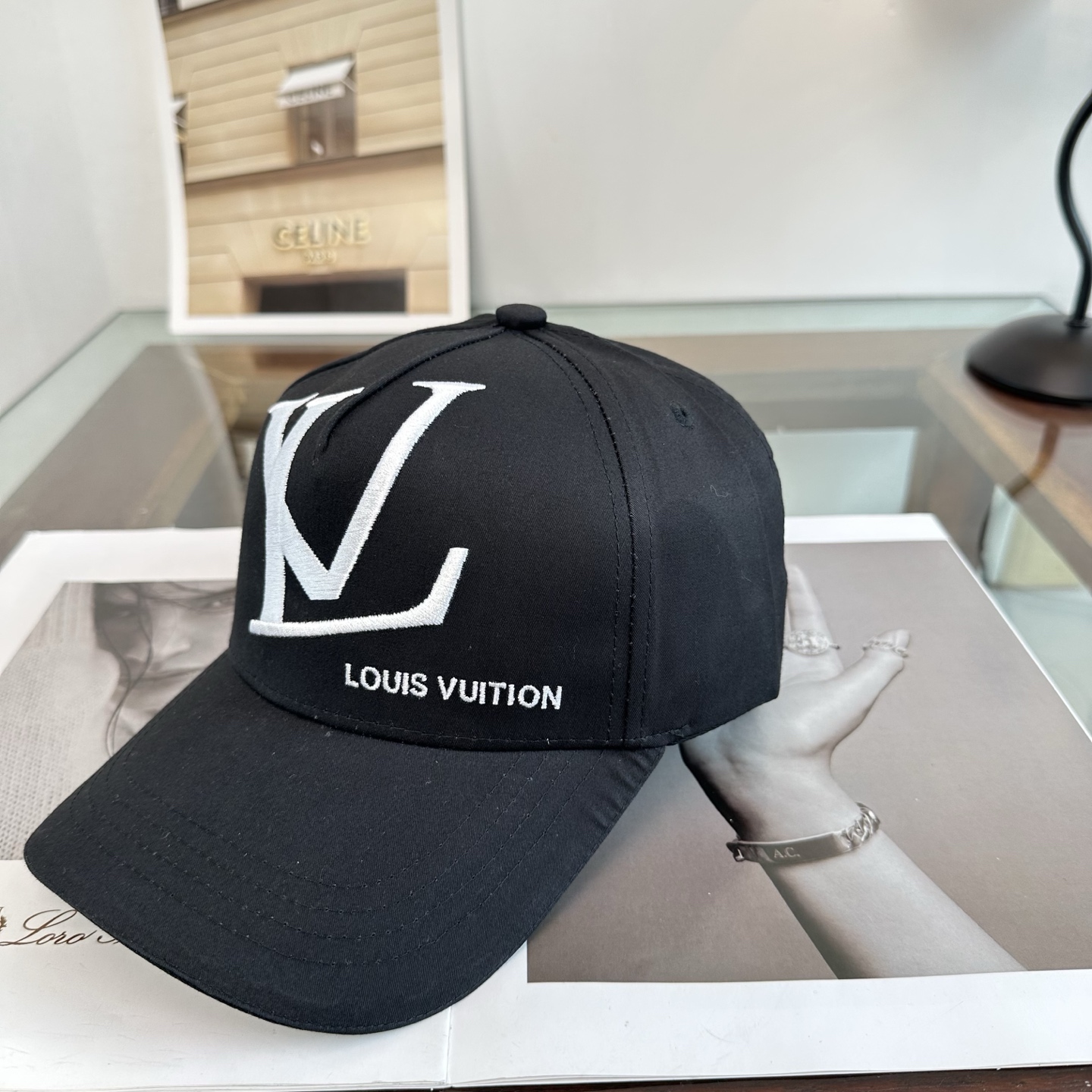 🧢路易威登棒球帽 LouisVuitton😍新款LV棒球帽，重工打造♥️高端大气，百搭款🤗男女通用！