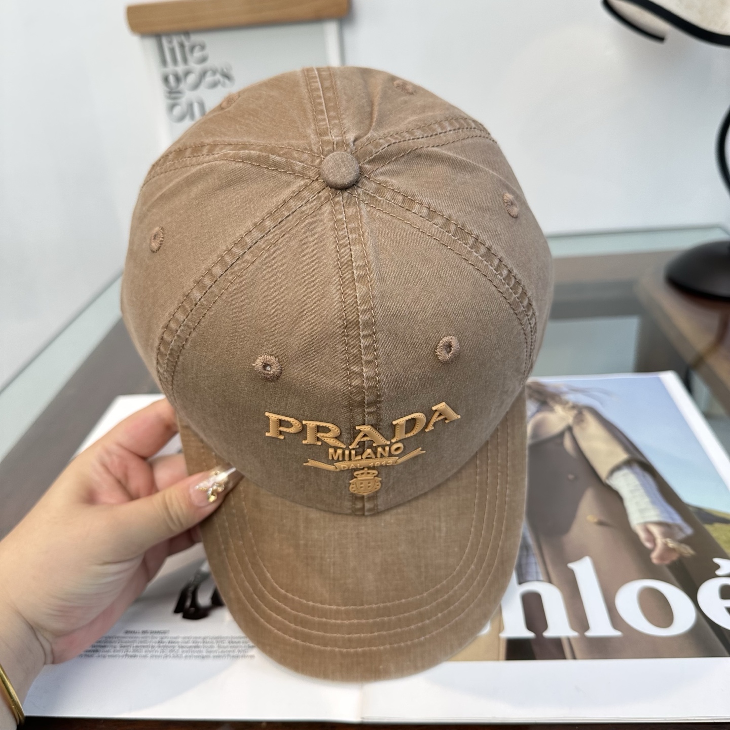 普拉达 经典棒球帽设计感超强，让人耳目一新头型非常好，可以修饰各种头型，实力百搭款
