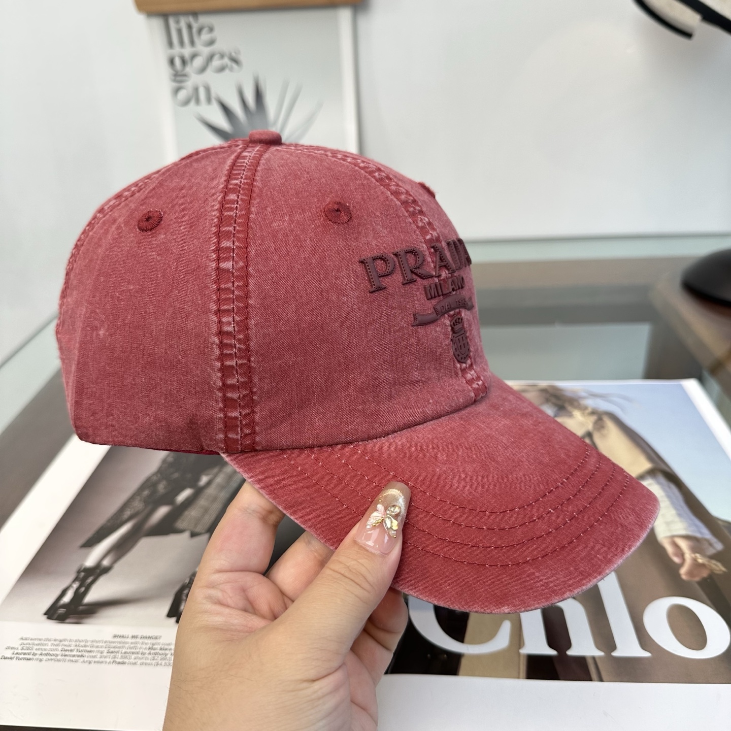 普拉达 经典棒球帽设计感超强，让人耳目一新头型非常好，可以修饰各种头型，实力百搭款