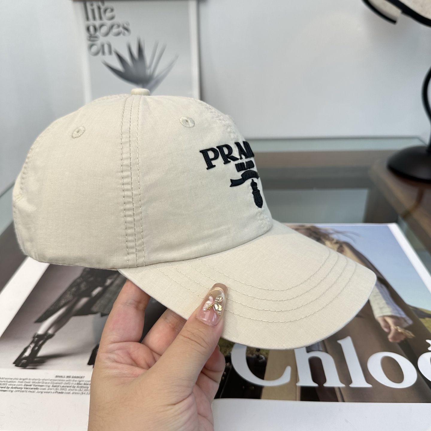 普拉达 经典棒球帽设计感超强，让人耳目一新头型非常好，可以修饰各种头型，实力百搭款