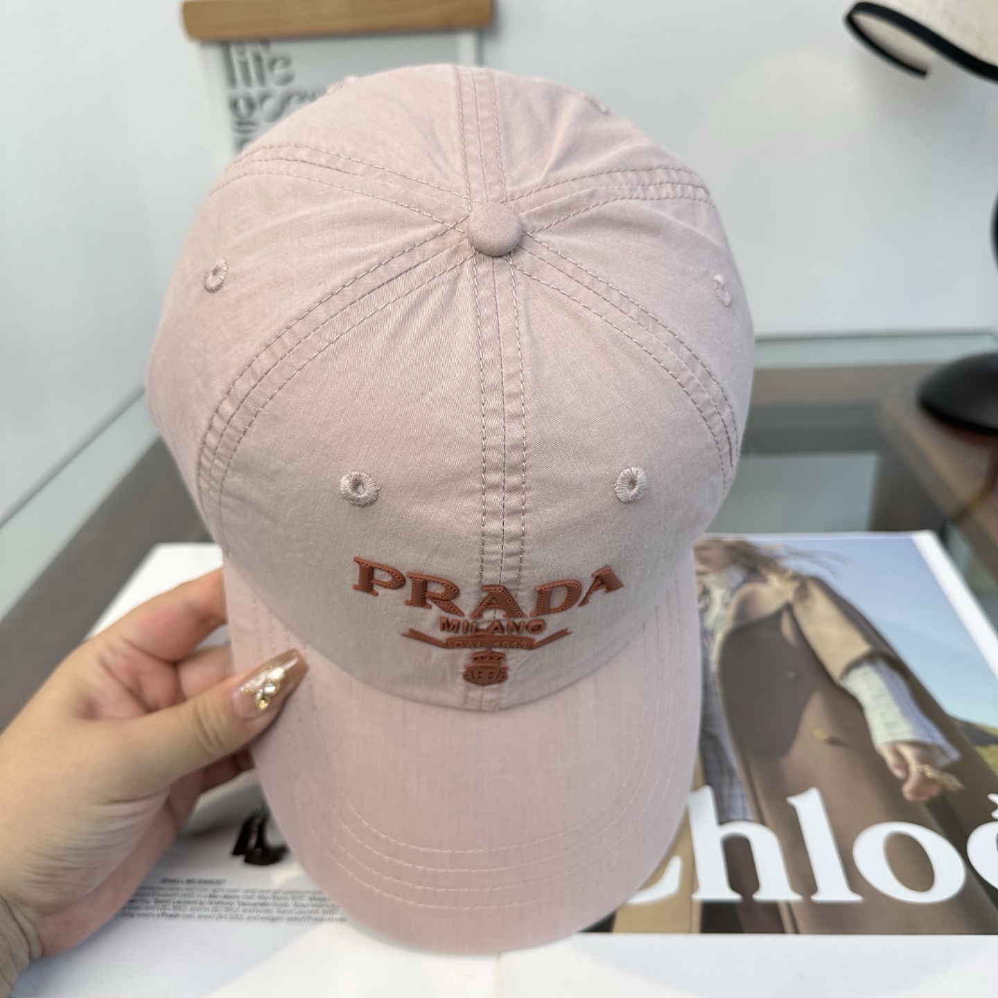 普拉达 经典棒球帽设计感超强，让人耳目一新头型非常好，可以修饰各种头型，实力百搭款