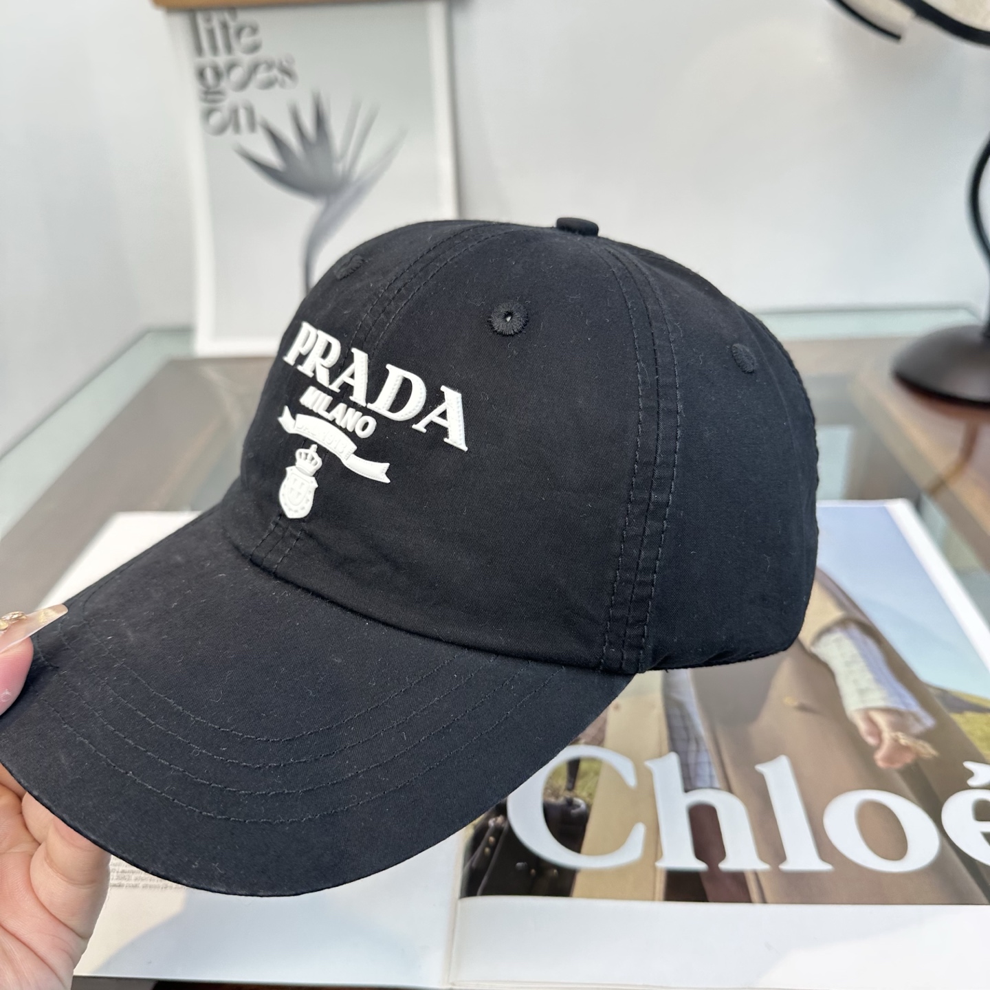 普拉达 经典棒球帽设计感超强，让人耳目一新头型非常好，可以修饰各种头型，实力百搭款