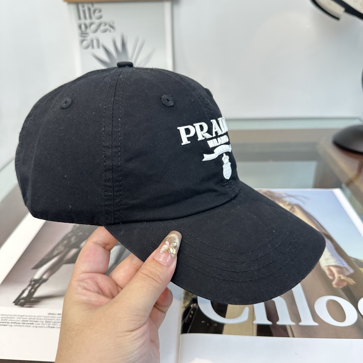 普拉达 经典棒球帽设计感超强，让人耳目一新头型非常好，可以修饰各种头型，实力百搭款