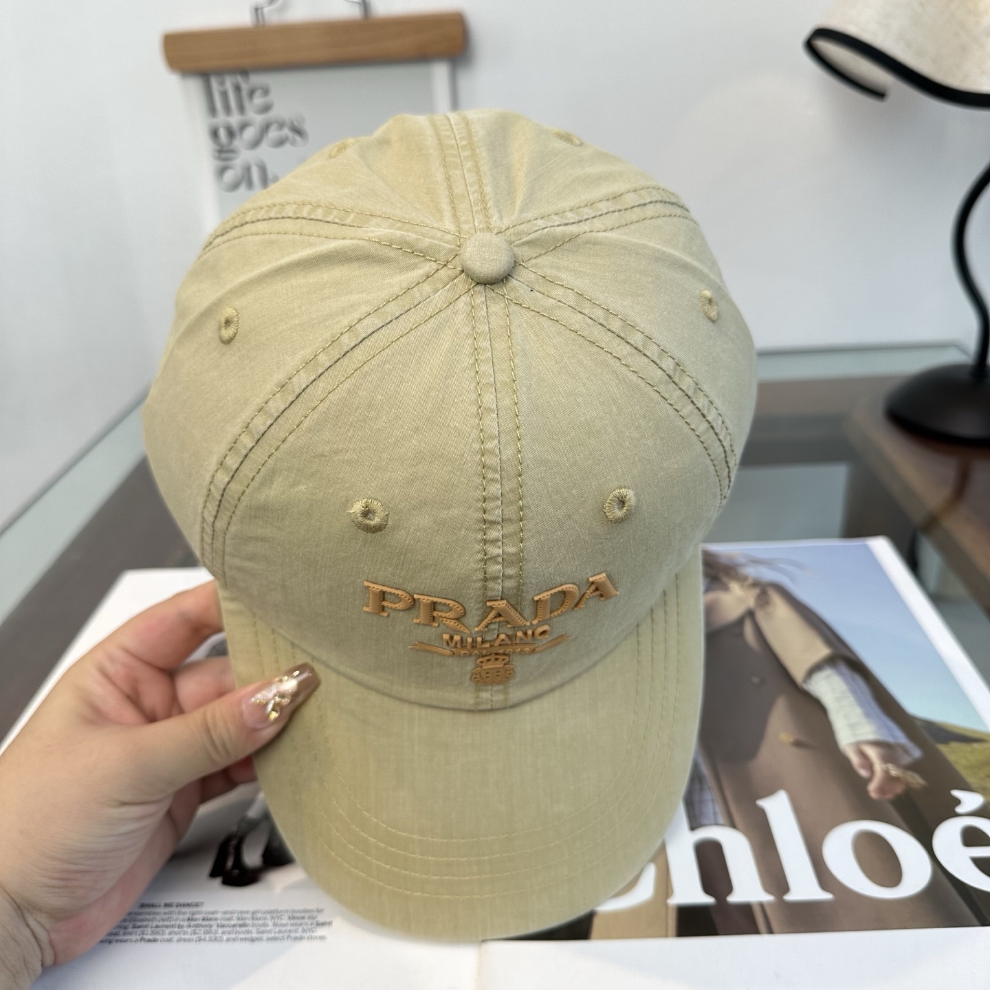 普拉达 经典棒球帽设计感超强，让人耳目一新头型非常好，可以修饰各种头型，实力百搭款