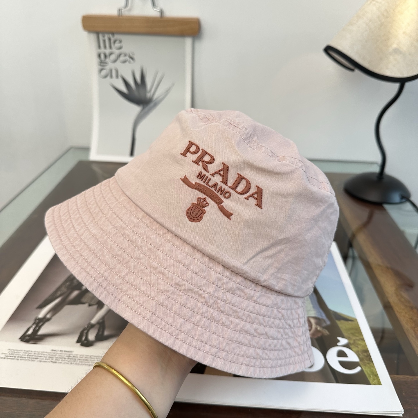 普拉达 Prada 经典渔夫帽，显脸小 大牌款超好搭配，赶紧入手！
