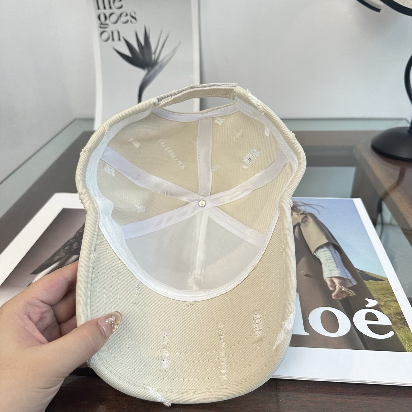 普拉达 经典三角标棒球帽设计感超强，让人耳目一新头型非常好，可以修饰各种头型，实力百搭款
