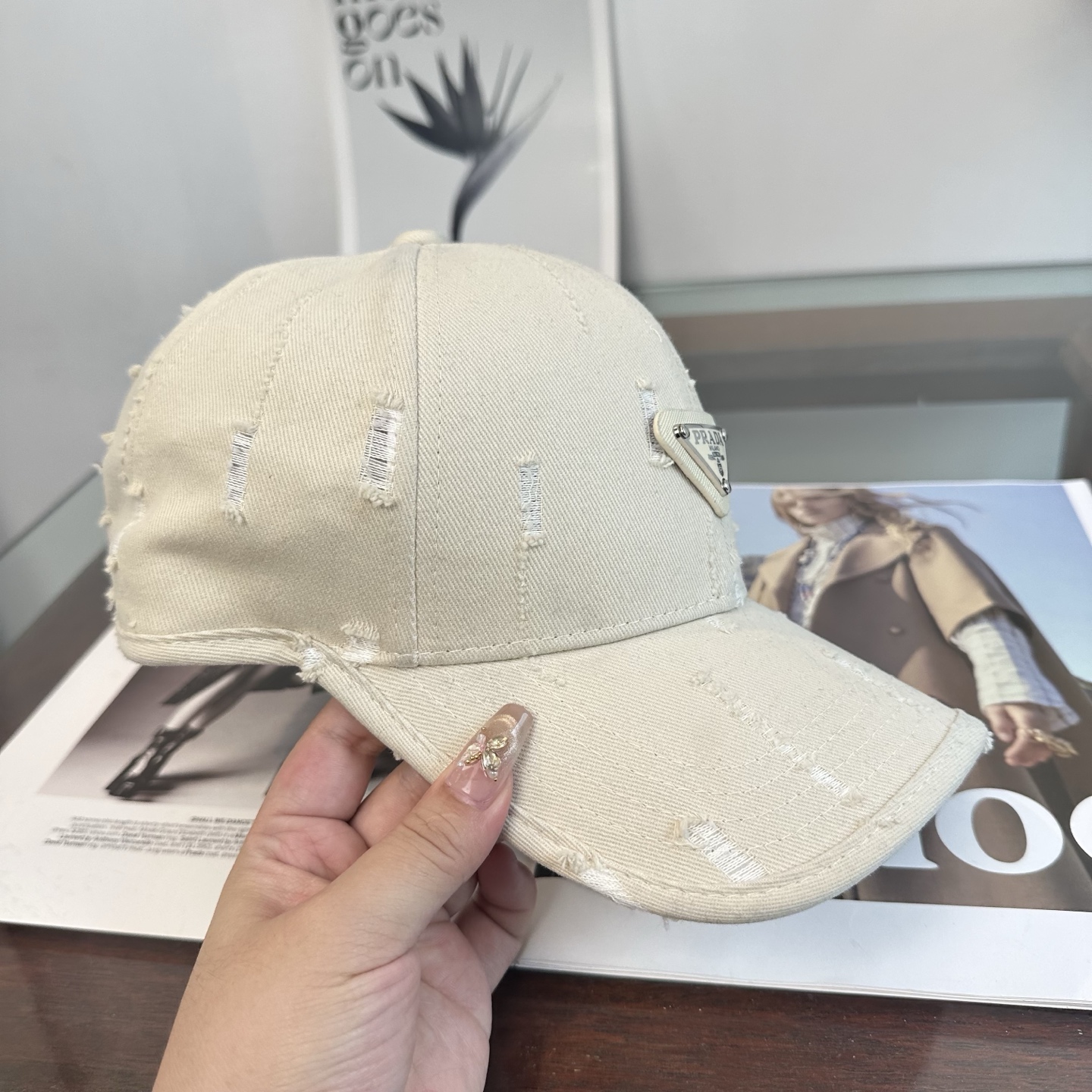 普拉达 经典三角标棒球帽设计感超强，让人耳目一新头型非常好，可以修饰各种头型，实力百搭款