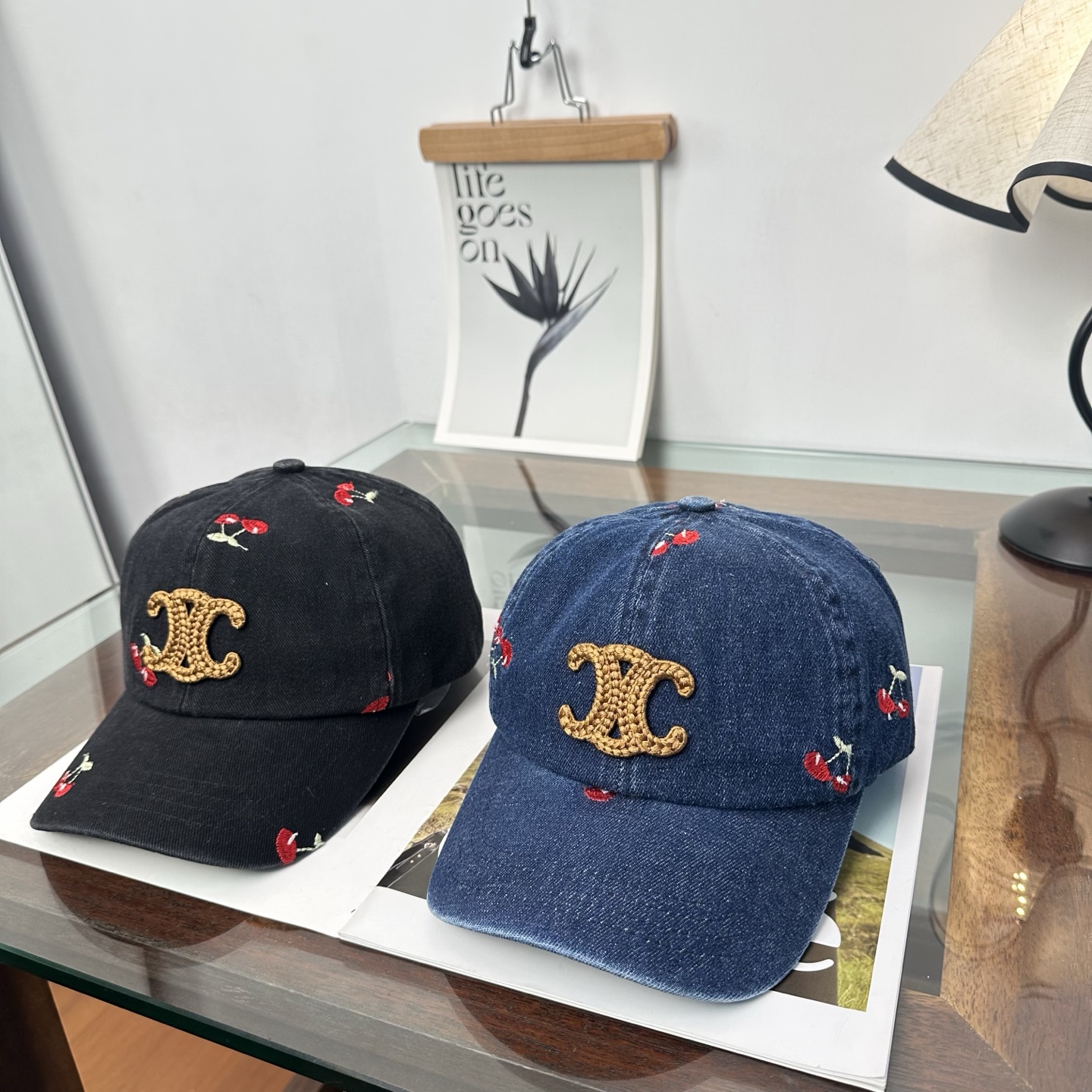NO:866233,Popular CELINE simple star-style latest baseball cap, fashion trend, high-end workmanship!  Every hat is made with care!  Extraordinary quality, suitable for both men and women. This Céline hat has a simple design, high-end color matching, delicate texture, and clean style. It is an iconic item and is made of the official icon of CELINE. It is deeply rooted in the brand's historical heritage and at the same time exudes modern elegance and a new trend of retro modernity. Hats, straw hats, fisherman hats, baseball caps, hats, celine, celine, espadrilles, hats19860909爆款CELINE（赛琳）简约明星同款最新棒球帽,时尚潮流,高端做工！每一个帽子都是用心之作！非一般的品质,男女均可. Céline的这款帽子 设计简洁、配色高级、质感细腻、风格干净利落,标志性单品 CELINE的官方图标而成,深具品牌历史底蕴,同时焕发出了现代的优雅和复古摩登的新风潮.帽子草帽渔夫帽棒球帽,帽子,celine,celine,espadrilles,hats,hat