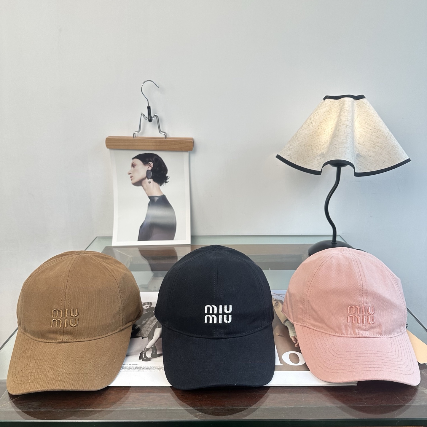 MiuMiu新款棒球帽帽子的版型很好，不管怎么搭配都好看，秋冬look配饰😎