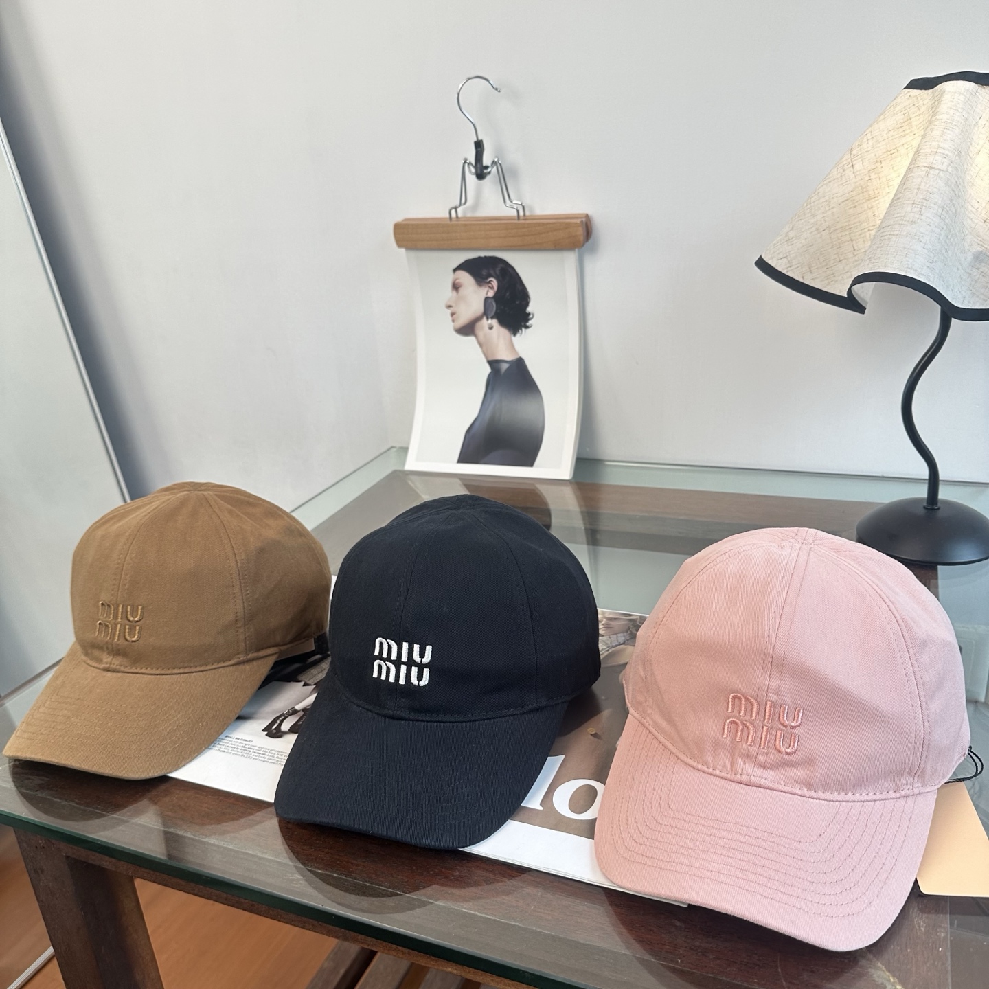 MiuMiu新款棒球帽帽子的版型很好，不管怎么搭配都好看，秋冬look配饰😎