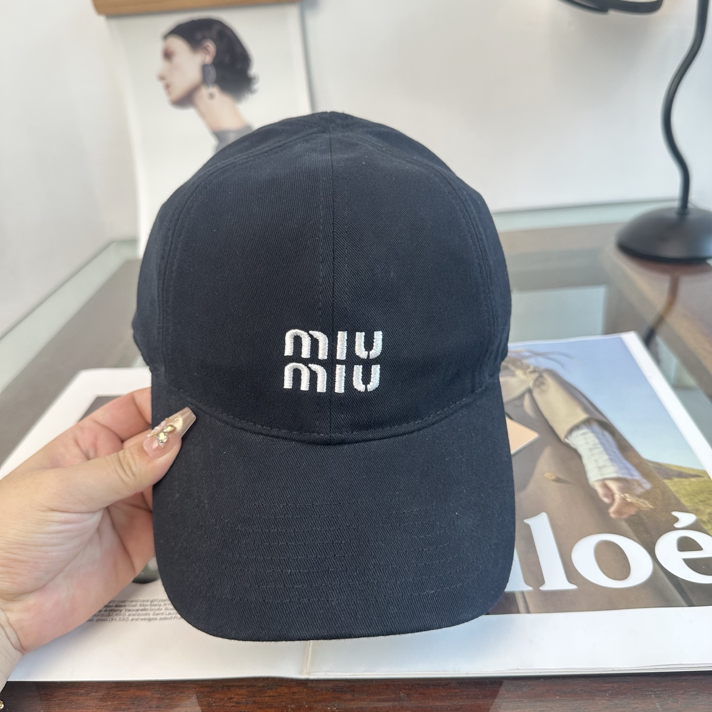 MiuMiu新款棒球帽帽子的版型很好，不管怎么搭配都好看，秋冬look配饰😎