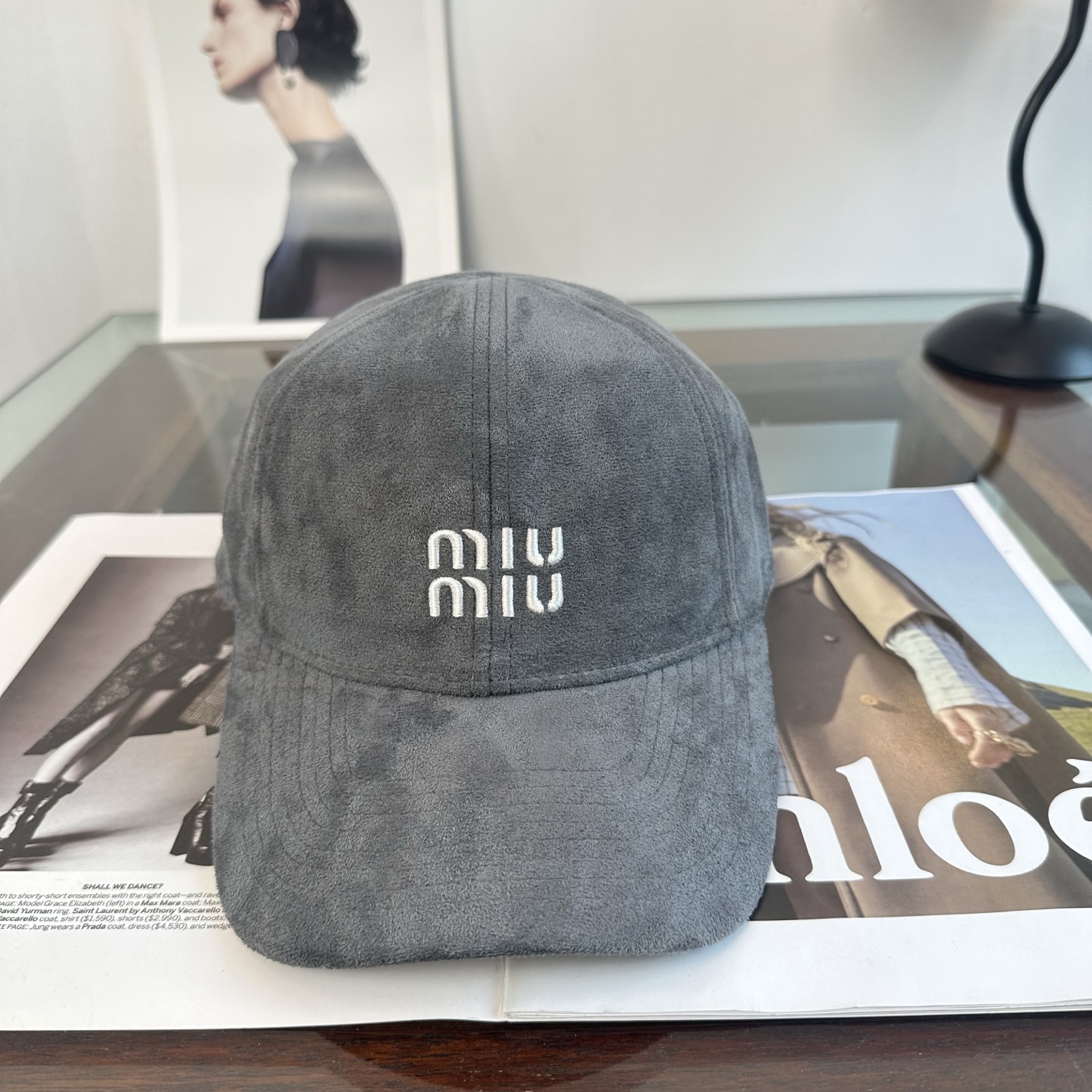 MiuMiu新款棒球帽帽子的版型很好，不管怎么搭配都好看，秋冬look配饰😎