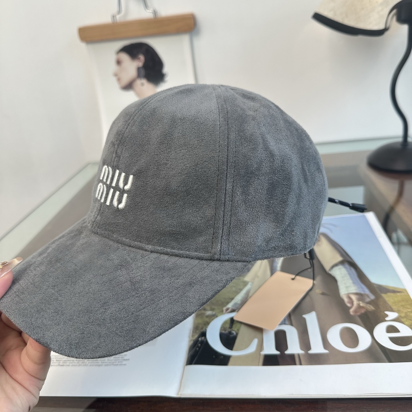 MiuMiu新款棒球帽帽子的版型很好，不管怎么搭配都好看，秋冬look配饰😎
