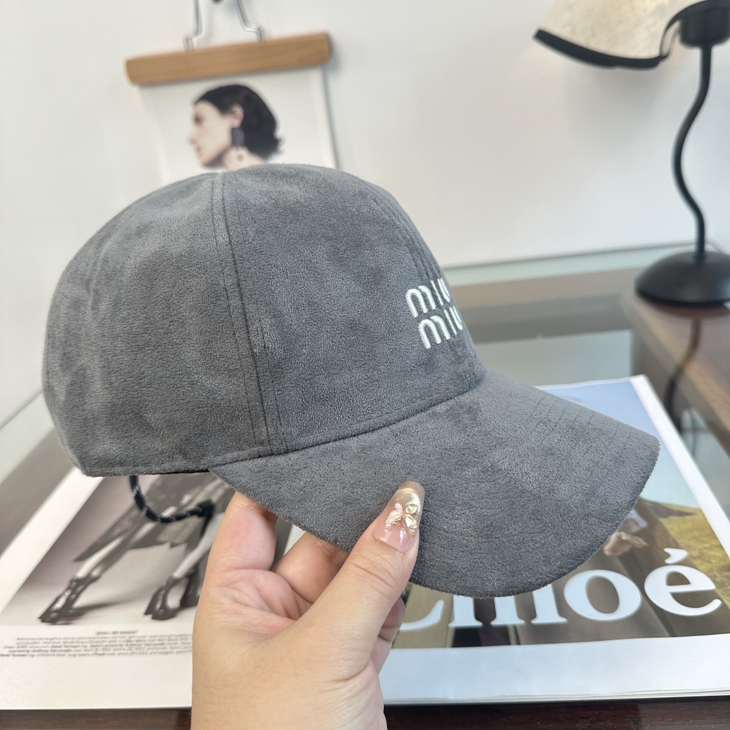 MiuMiu新款棒球帽帽子的版型很好，不管怎么搭配都好看，秋冬look配饰😎