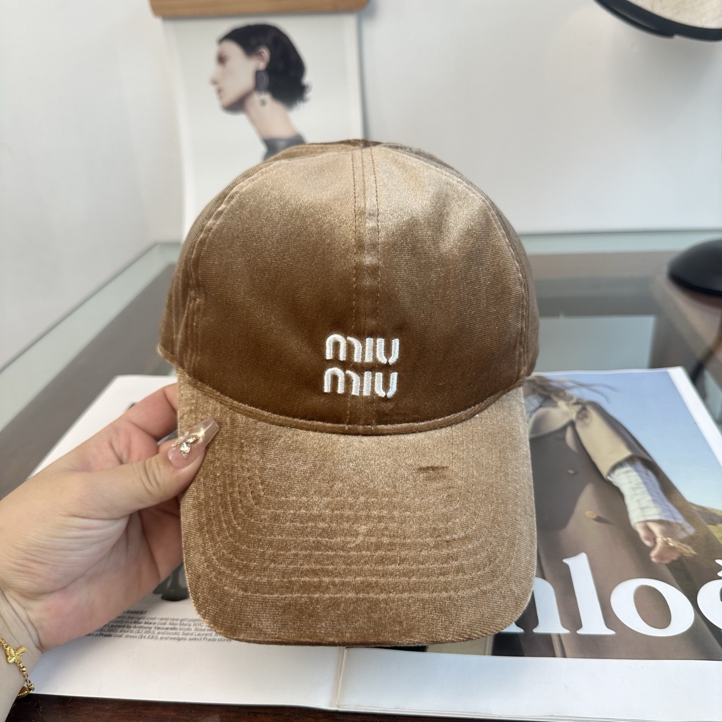 MiuMiu新款棒球帽帽子的版型很好，不管怎么搭配都好看，秋冬look配饰😎