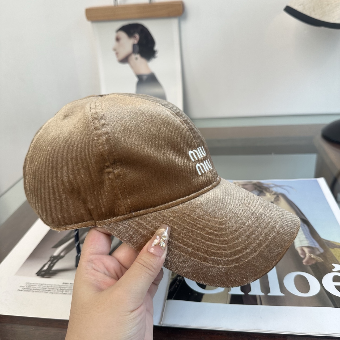 MiuMiu新款棒球帽帽子的版型很好，不管怎么搭配都好看，秋冬look配饰😎