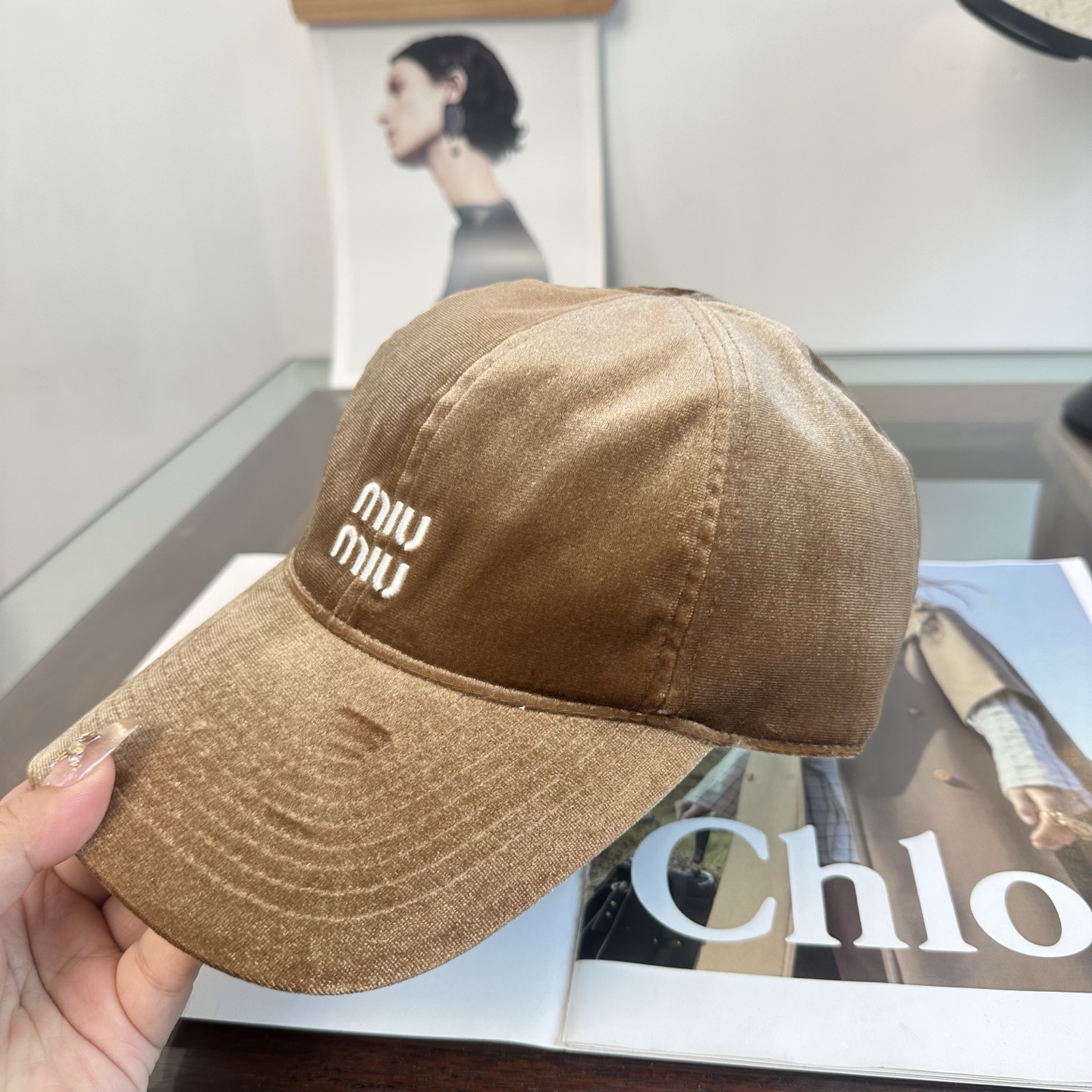 MiuMiu新款棒球帽帽子的版型很好，不管怎么搭配都好看，秋冬look配饰😎