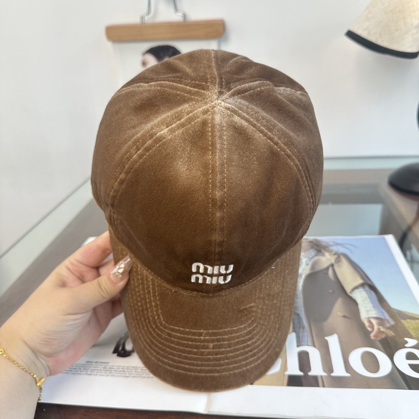 MiuMiu新款棒球帽帽子的版型很好，不管怎么搭配都好看，秋冬look配饰😎
