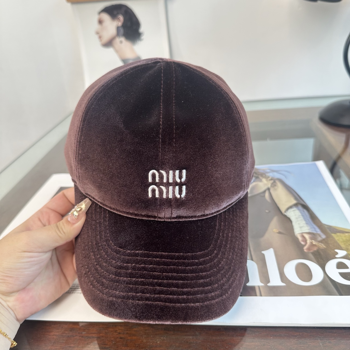 MiuMiu新款棒球帽帽子的版型很好，不管怎么搭配都好看，秋冬look配饰😎