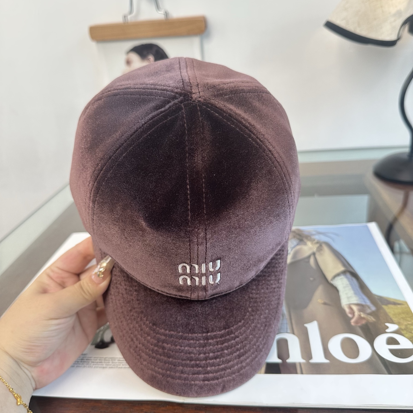MiuMiu新款棒球帽帽子的版型很好，不管怎么搭配都好看，秋冬look配饰😎