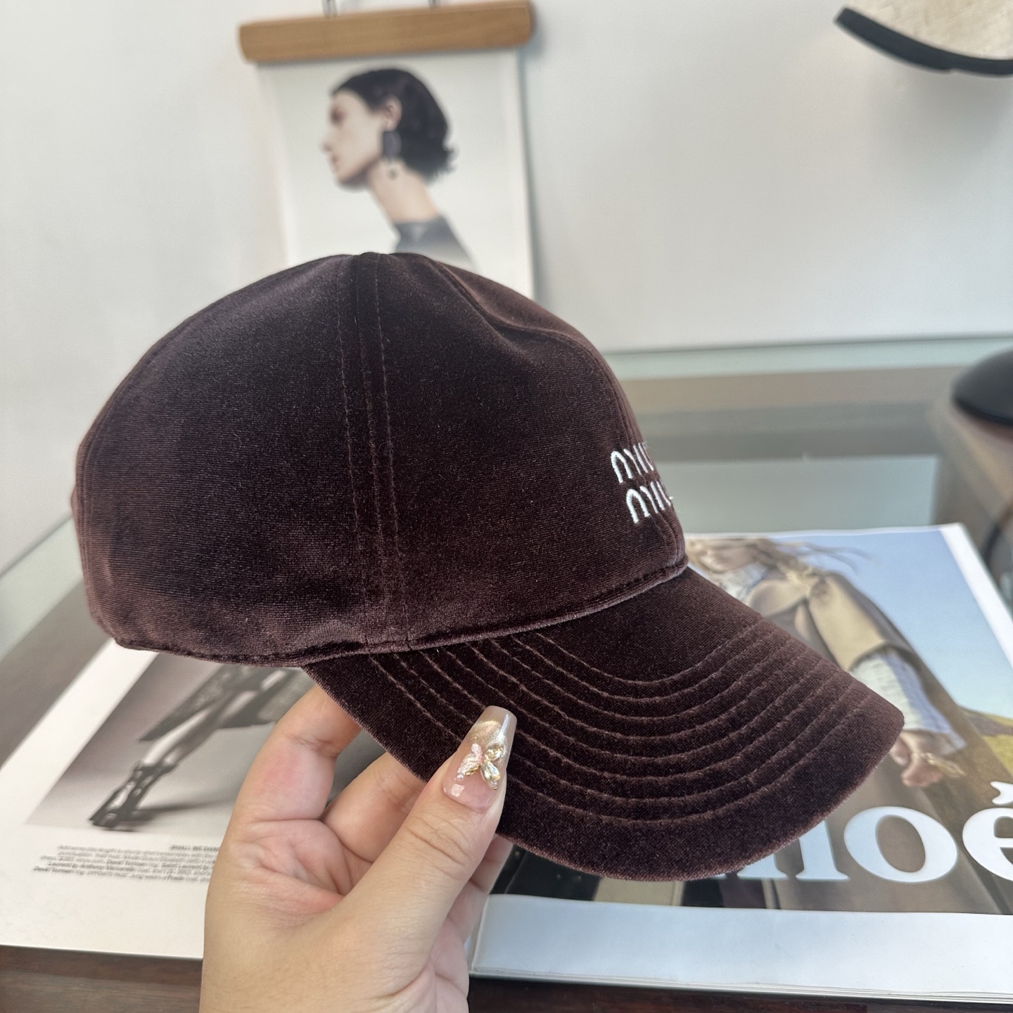 MiuMiu新款棒球帽帽子的版型很好，不管怎么搭配都好看，秋冬look配饰😎