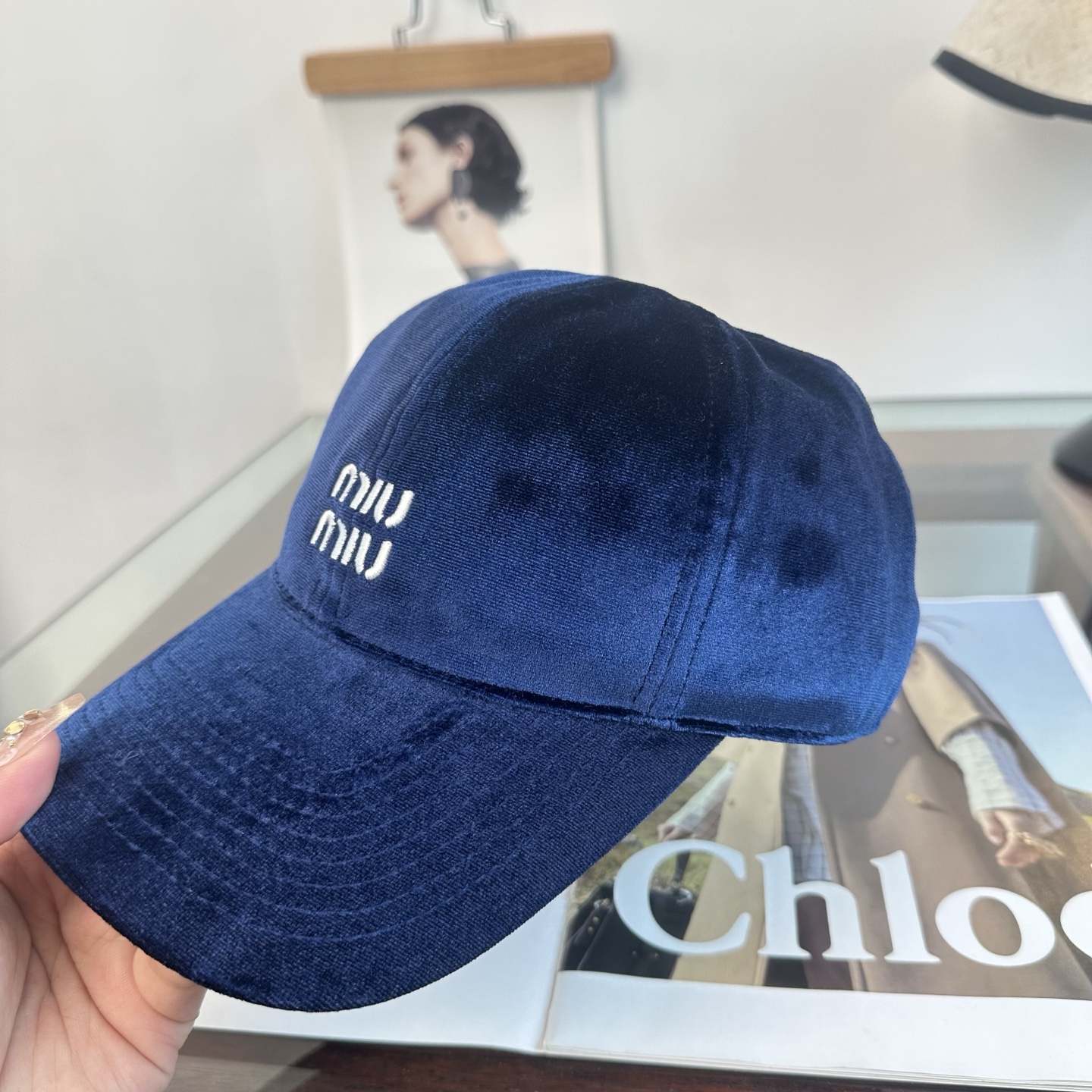 MiuMiu新款棒球帽帽子的版型很好，不管怎么搭配都好看，秋冬look配饰😎