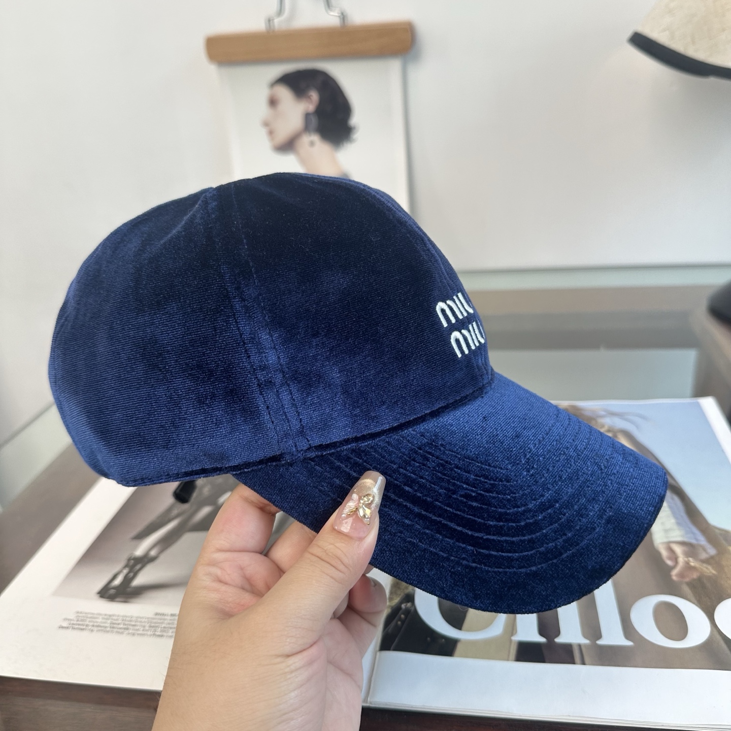 MiuMiu新款棒球帽帽子的版型很好，不管怎么搭配都好看，秋冬look配饰😎