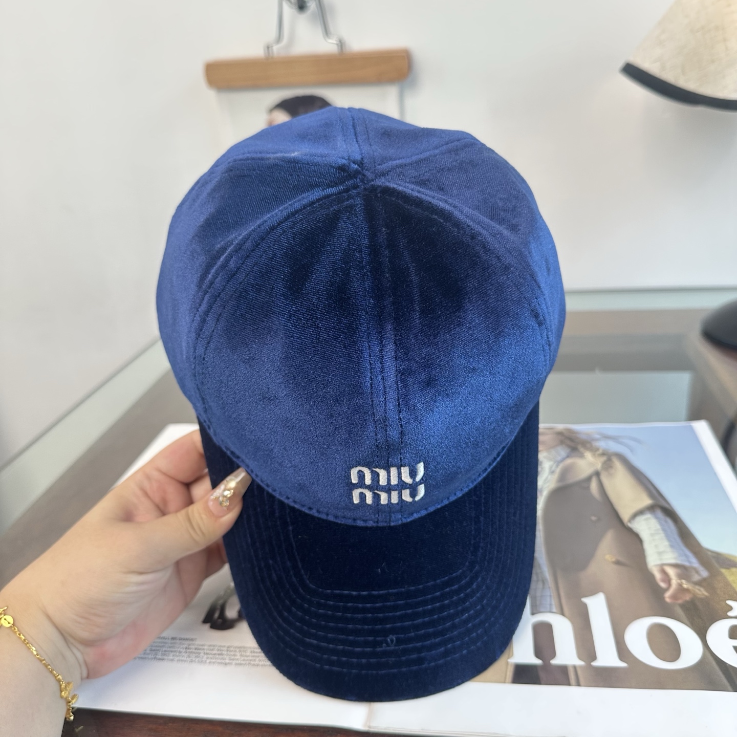 MiuMiu新款棒球帽帽子的版型很好，不管怎么搭配都好看，秋冬look配饰😎