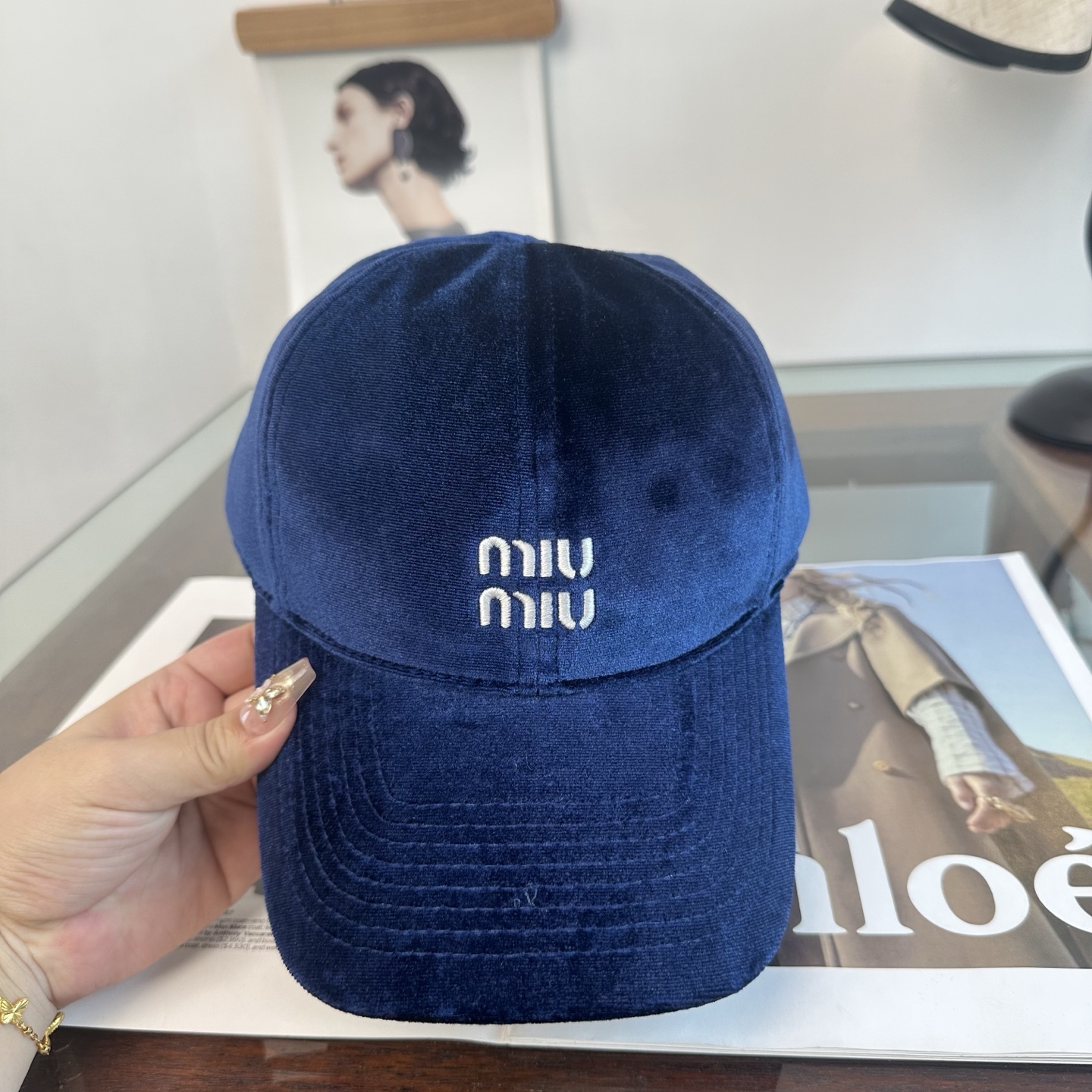 MiuMiu新款棒球帽帽子的版型很好，不管怎么搭配都好看，秋冬look配饰😎