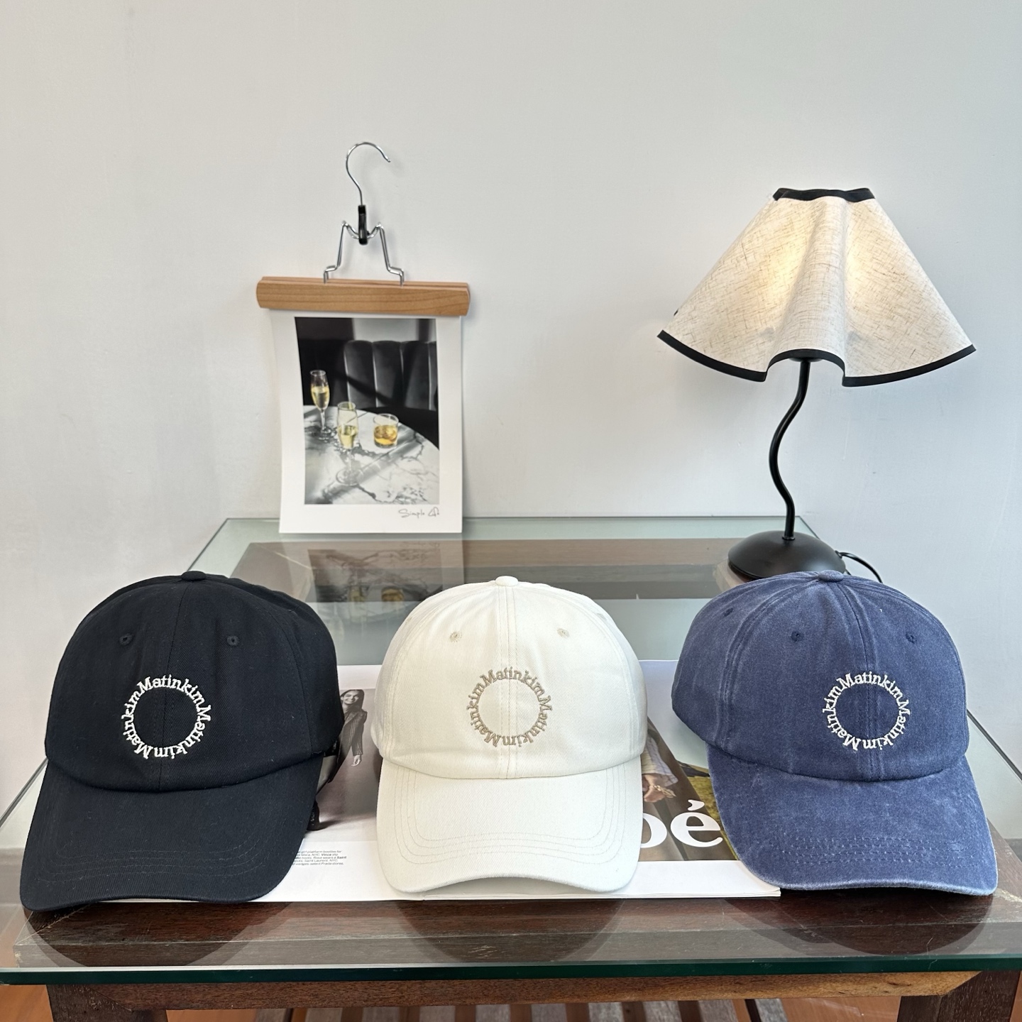 韩国大热的Matin Kim刺绣棒球帽🧢上新啦！最近超爱这款刺绣棒球帽每个色都很好看日常通勤、运动都合适