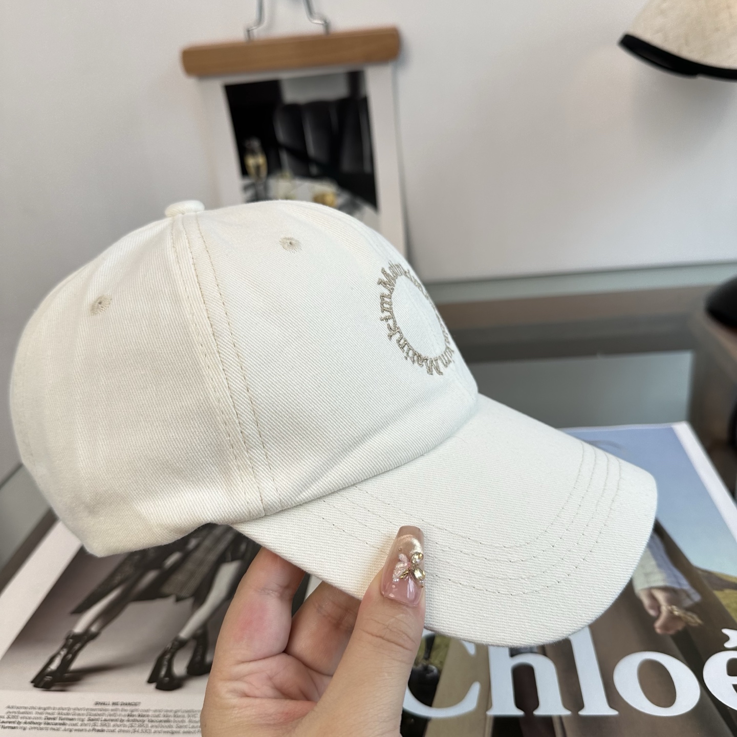 韩国大热的Matin Kim刺绣棒球帽🧢上新啦！最近超爱这款刺绣棒球帽每个色都很好看日常通勤、运动都合适