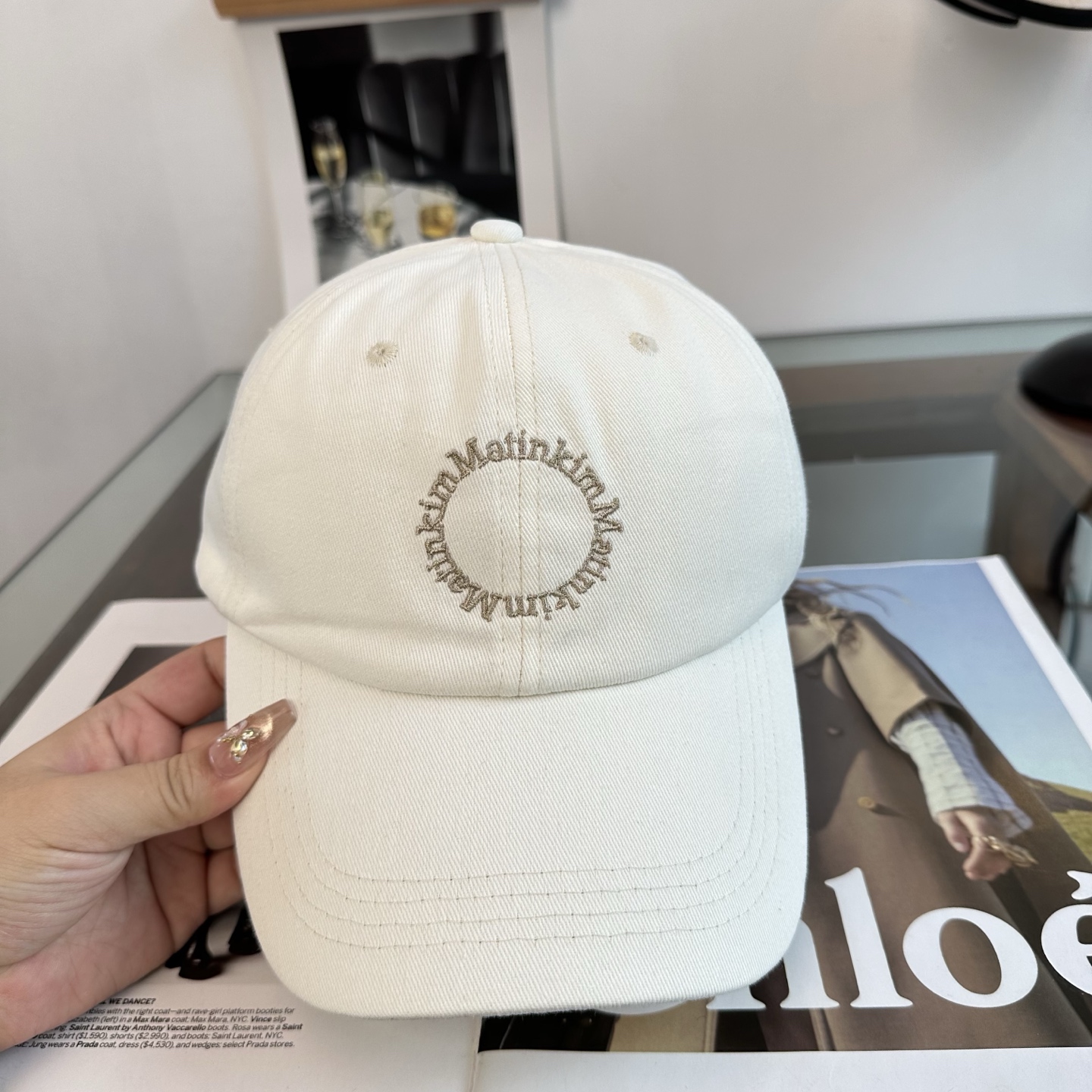 韩国大热的Matin Kim刺绣棒球帽🧢上新啦！最近超爱这款刺绣棒球帽每个色都很好看日常通勤、运动都合适