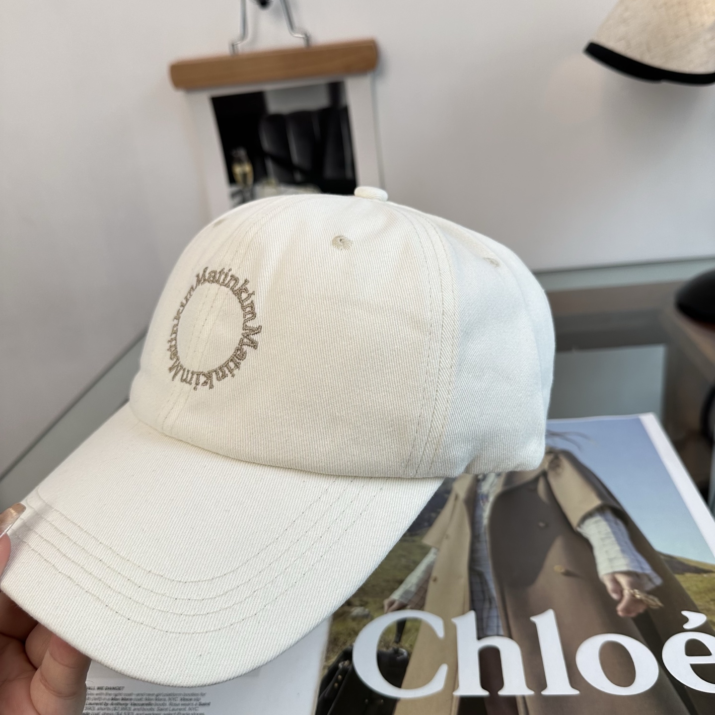 韩国大热的Matin Kim刺绣棒球帽🧢上新啦！最近超爱这款刺绣棒球帽每个色都很好看日常通勤、运动都合适