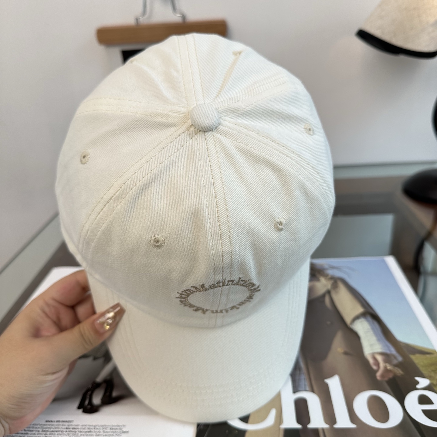 韩国大热的Matin Kim刺绣棒球帽🧢上新啦！最近超爱这款刺绣棒球帽每个色都很好看日常通勤、运动都合适